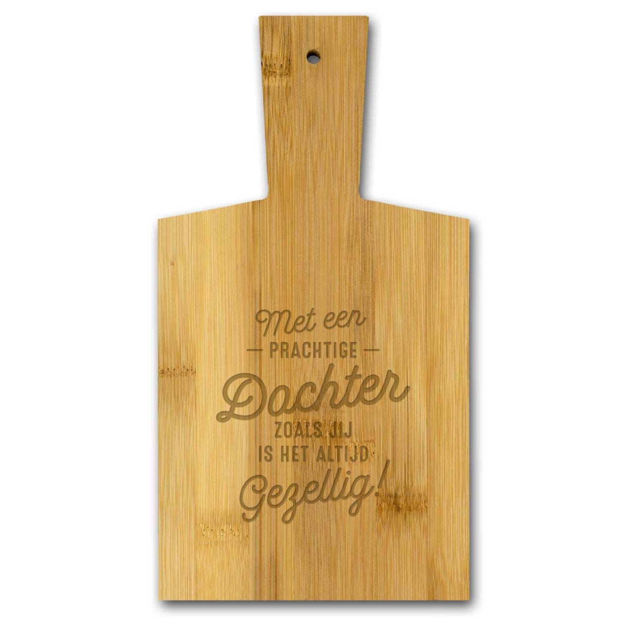 Borrelplank
Er zijn natuurlijk tal van gelegenheden te verzinnen om te gezellig borrelen: thuis met familie en vrienden, op het werk met de leukste collega’s of tijdens een verjaardagsfeestje. Even lekker met elkaar bijkletsen onder het genot van een hapje en een drankje. En die hapjes… die kan men nu presenteren op een wel heel origineel en persoonlijk borrelplankje.