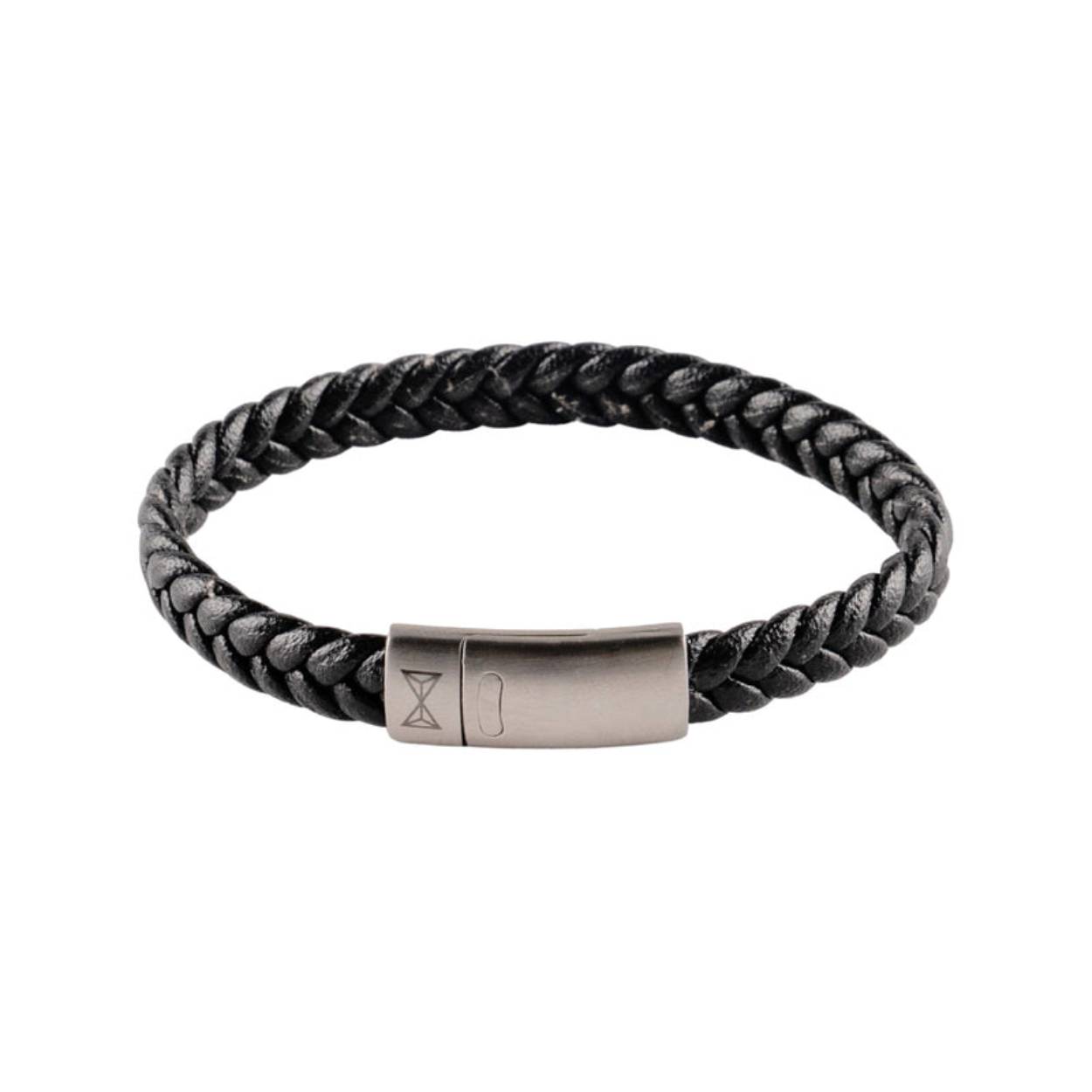 Deze armband is van het merk AZE Junior. Het is een jongenssieraad gemaakt van leer. De armband is zwart van kleur.
De verdere specificaties van dearmband zijn als volgt:
Glans : Nee
Productmaat : 165
Sluiting :Magneet-slot