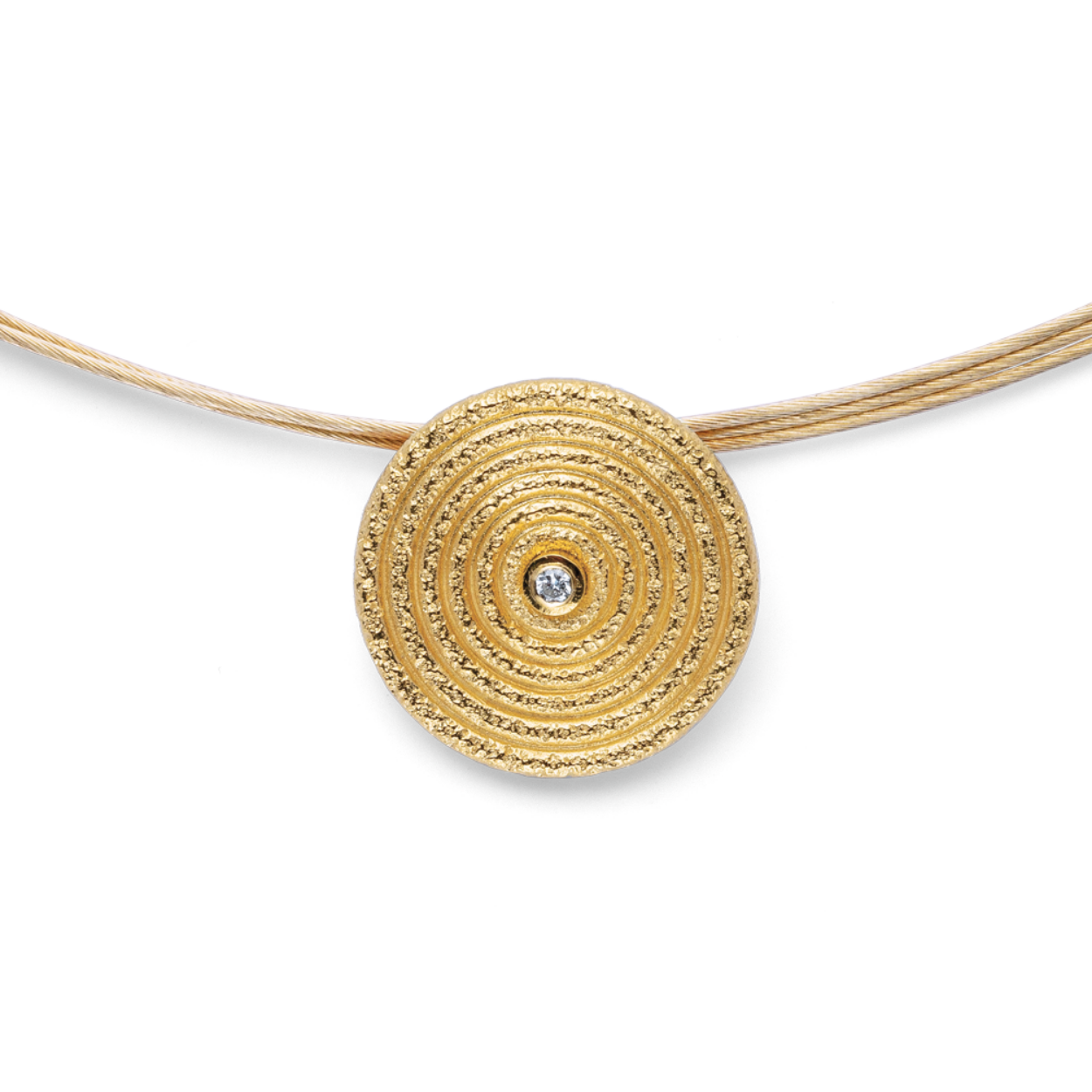 De Bastian zilveren vergulde hanger met diamant, modelnummer 39520, is een elegante aanvulling op elke sieradencollectie. Deze ronde hanger heeft een diameter van 15mm, is goudkleurig, nikkelvrij en straalt verfijning uit zonder glans. Diamant 0.02ct. Draag deze prachtige hanger solo aan een ketting of combineer het met andere sieraden voor een stijlvolle look.