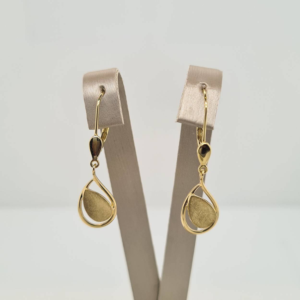 Prachtige 14 karaat gouden oorsieraden.