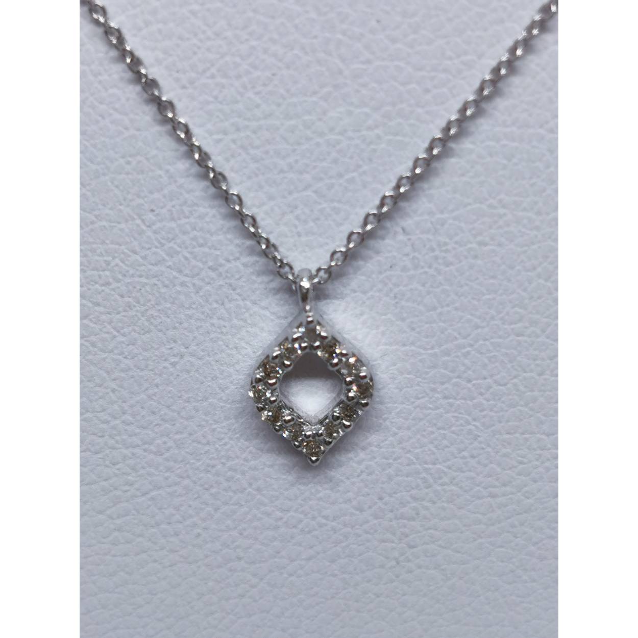 18 karaat wit gouden collier met diamant 

Diamant briljant geslepen 0.06 crt vs-1 kleur g
Lengte collier 42 cm

(merk assos) 
1.61 gram 