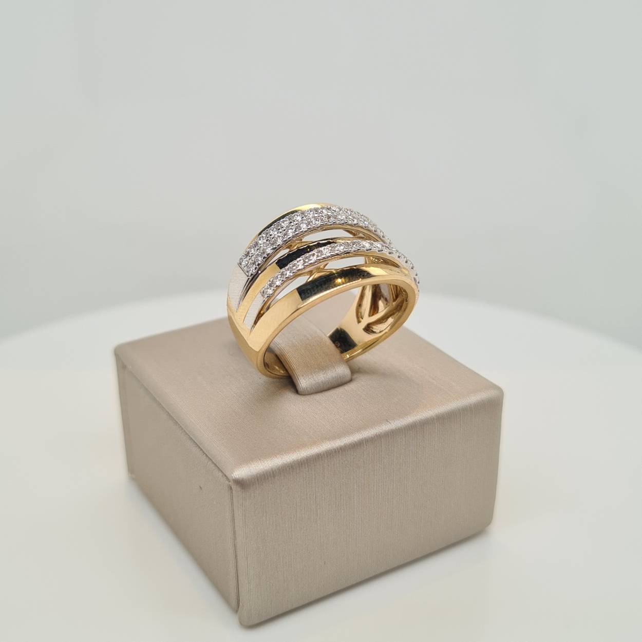 Prachtige 14 karaat gouden ring met diamant, 0.52crt. De maat van de ring is 55. Tevens bijpassende oorsieraden verkrijgbaar.