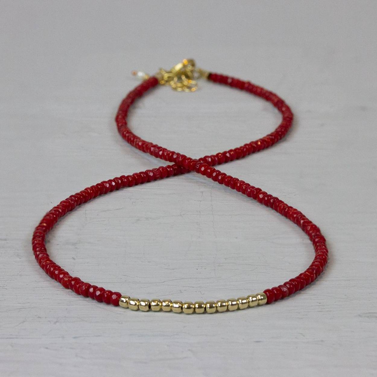 Collier gemaakt met gold filled sluitingen, in combinatie met rode bamboo koraal. Koraal verzacht spanningen en angsten, zorgt voor positieve manieren om samen te leven en geeft gezondheid aan de draagster.