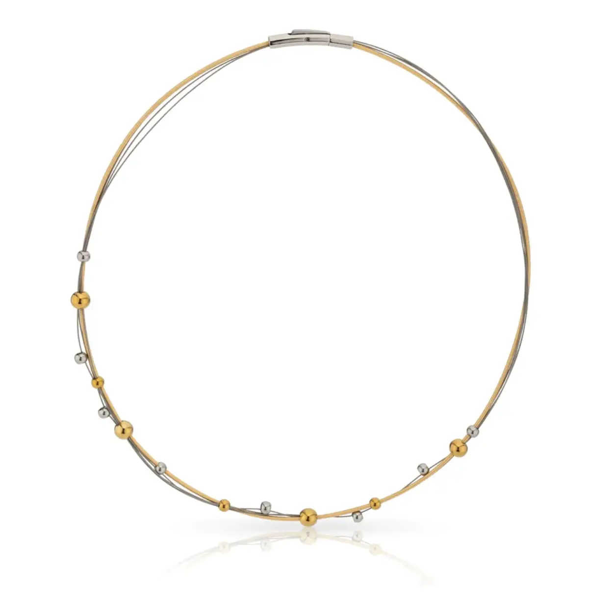 Collier van soepele draden met kleine bolletjes en een bajonetsluiting. 