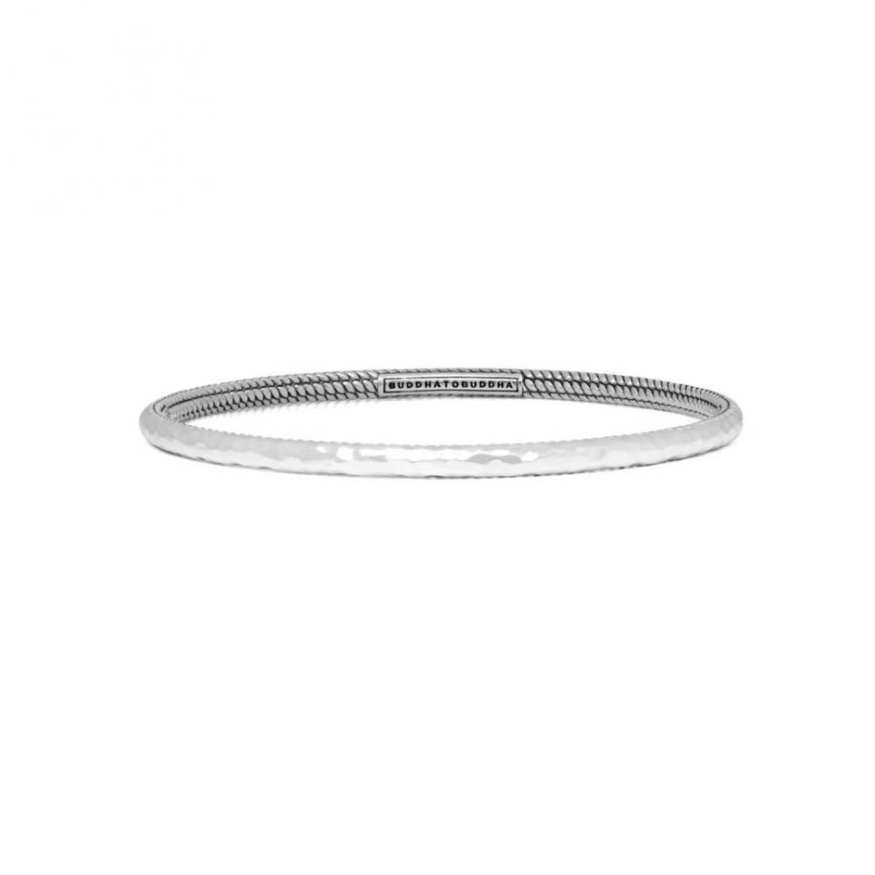 De Dunia armband is een verfijnde bangle uit onze Refined collectie. Het design is gebaseerd op onze iconische Ben schakel aan de binnenzijde en een glanzend en gehamerde structuur aan de buitenkant. De armband is vervaardigd uit 925 sterling zilver en laat zich perfect combineren met andere bangles uit de Dunia range.