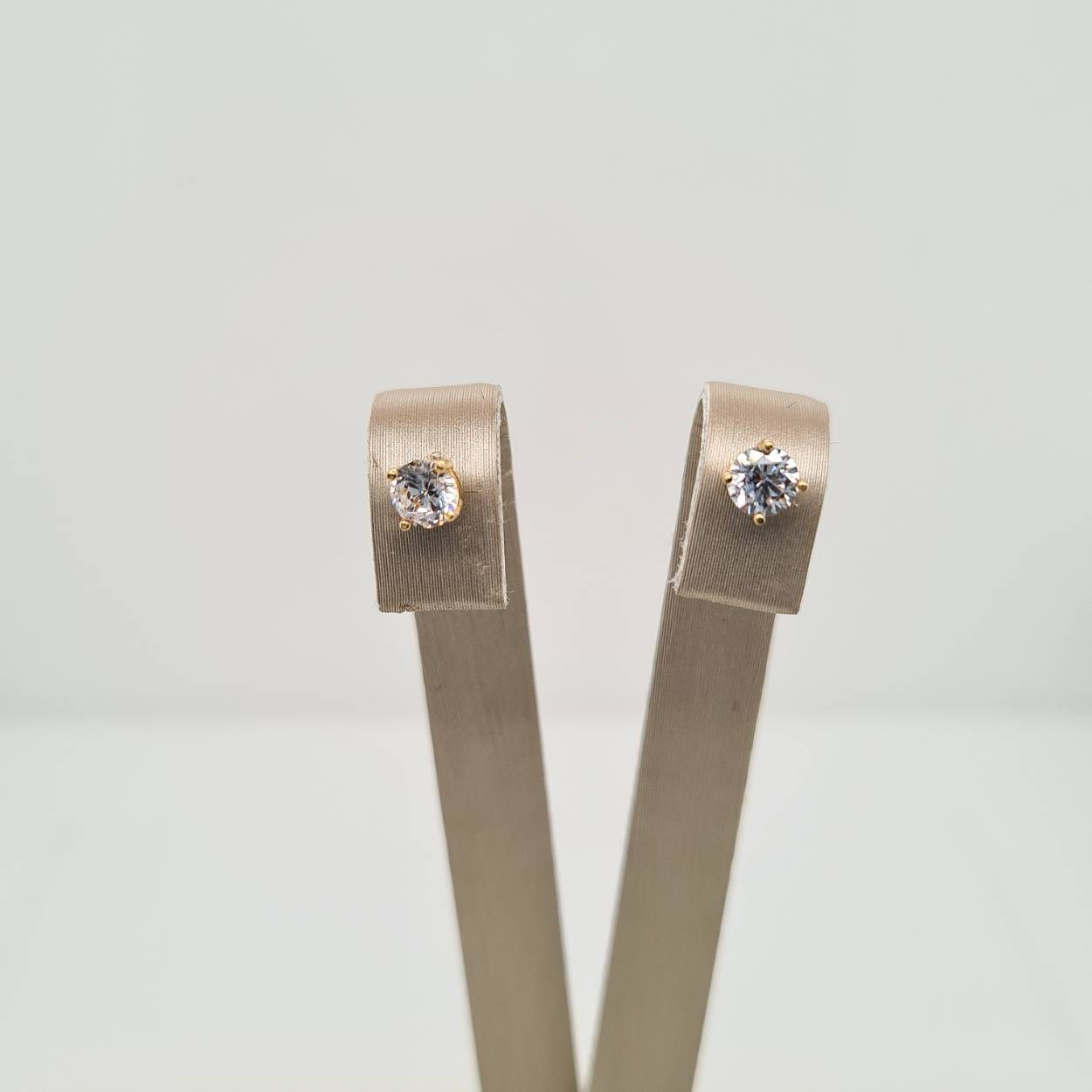 14krt gouden oorknoppen met zirkonia.