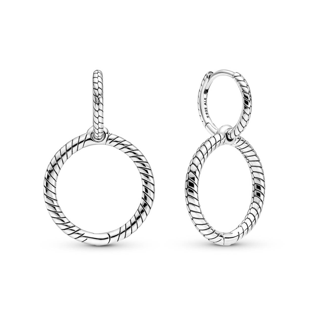 Ga voor dubbele impact met de Pandora Moments Dubbele Bedeloorringen. Deze sterlingzilveren dubbele oorringen zijn uitgewerkt in Pandora's iconische snake chain-patroon. Aan de onderste ring kun je maximaal drie bedels, hangende bedels of hangertjes hangen. Pas wel op dat ze niet te zwaar voor je oren worden. De ringen zijn zo ontworpen dat de bedels naar voren gericht zijn. Style ze met je favoriete bedels en hul je look in deze opvallende dubbele oorringen.