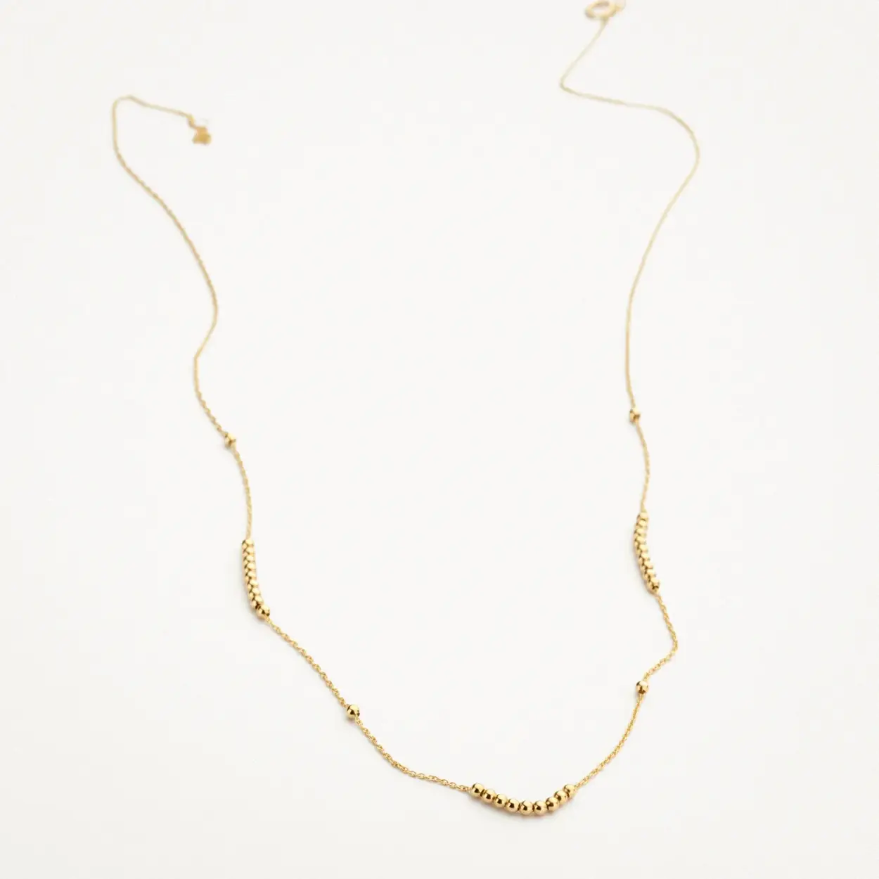 Gouden bolletjes en ankerschakels vormen samen het speelse design van dit 14k geelgouden collier. De lengte is 42 cm en het collier heeft een veerringsluiting. Draag het alleen of mix en match met andere colliers uit onze collectie voor een layeringeffect.
