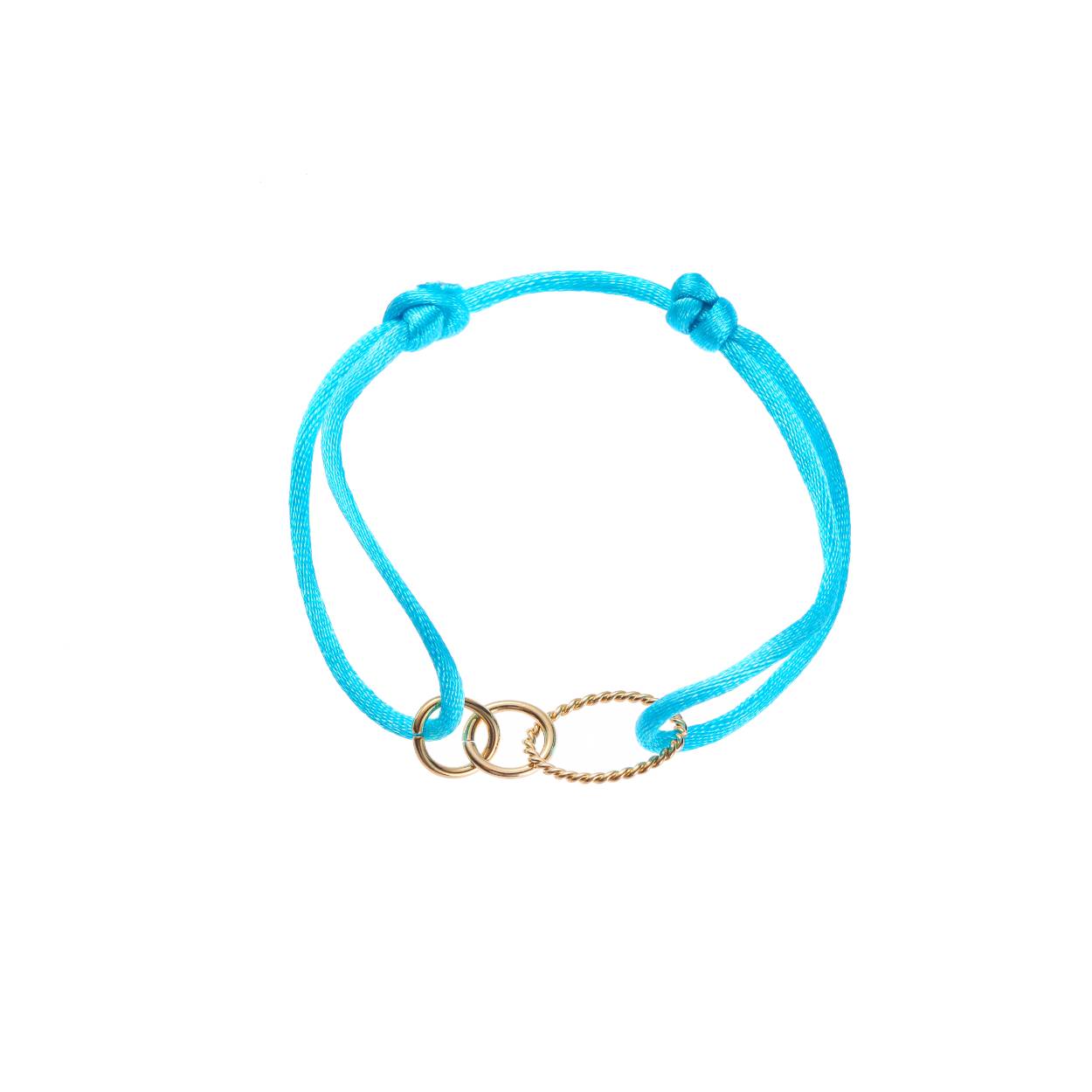  Van simpele subtiele kralenbandjes tot bredere statement stukken, we ontdekken steeds weer de nieuwste trends en passen deze toe in al onze designs.

De vele ontwerpen armbanden in onze collectie zijn goed met elkaar te combineren om een leuke armparty te creëren, maar ook met 1 armband maak je je outfit al compleet.

Waar onze bijoux armbanden vaak net wat stoerder zijn, vind je in onze stainless steel collectie (te herkennen aan de kraftbruine kaartjes) dunnere en fijnere armbandjes.