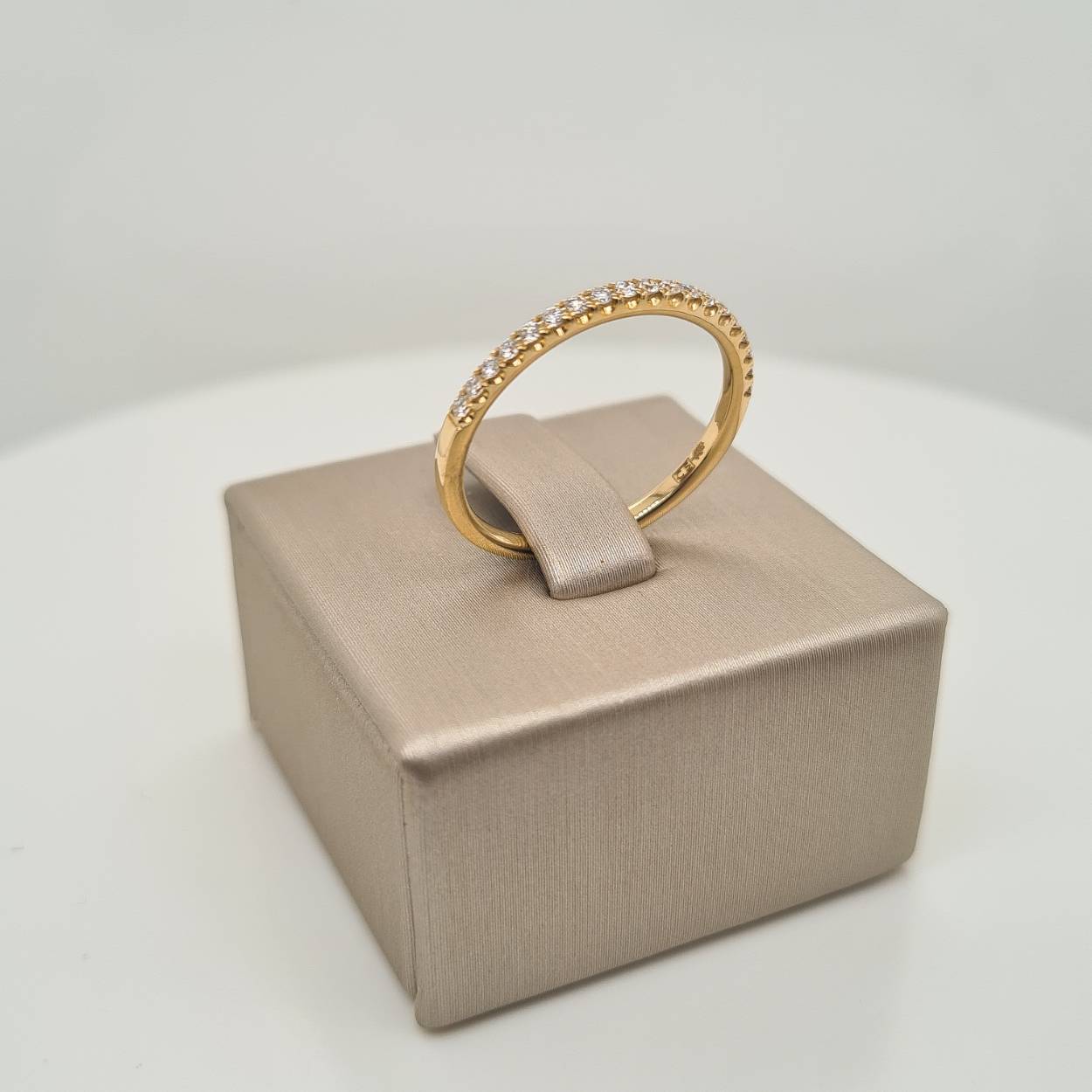 Prachtige 14krt gouden ring met diamanten 0,19crt H Si.

Deze ring is maat 57 (18), heeft u interesse in een andere maat? Neem dan contact met ons op.
