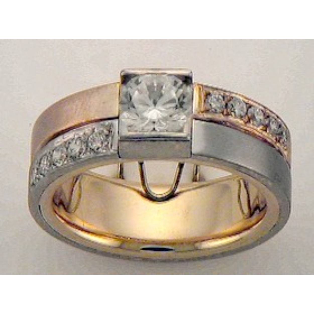 585 bicolor trouwringen, geel/witgoud, mat, 7 mm breed. De damesring is gezet met totaal 1.10ct briljant 11 steens.
De Prijs is op aanvraag