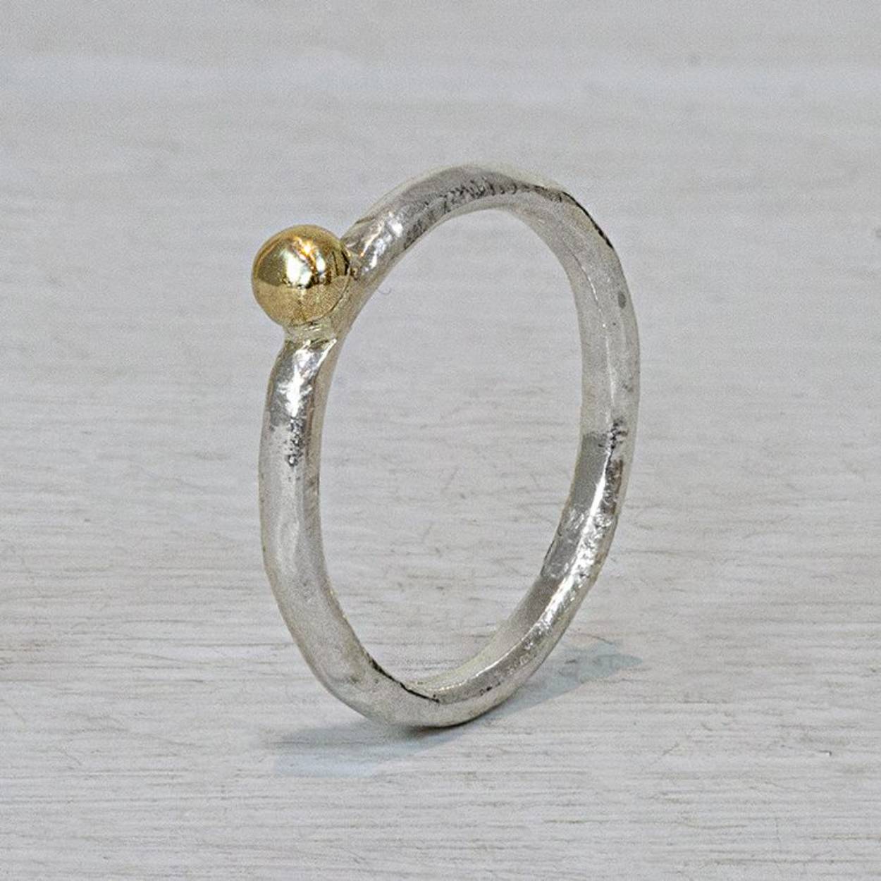 Zilveren ring met 9KT bolletje