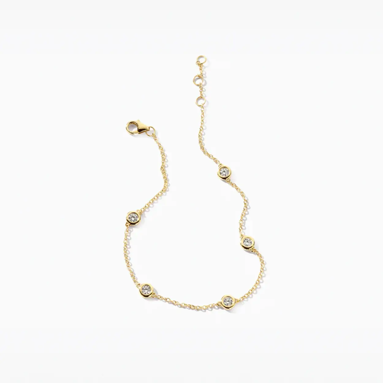 Deze verfijnde 14k geelgouden armband met ankerschakels en vijf lab-diamonds in gladomzetting trekt meteen de aandacht. De lengte is 17,7-18 cm en het totale karaatgewicht 0,37. Een eyecatcher op zich maar ook prachtig te mixen en matchen met andere armbanden uit onze collectie.