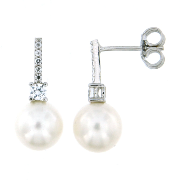 Wit gouden oorstekers (18 kt) met zirkonium en zoetwaterparels 
De prijs kan variëren naargelang de goudprijs