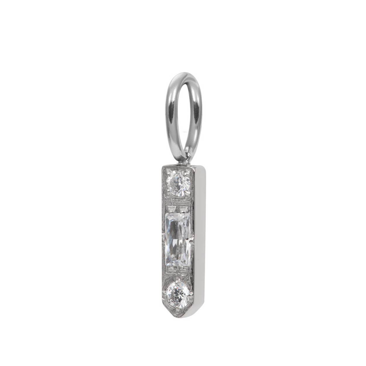De iXXXi pendant Sparkle is gemaakt van stainless steel. De hanger bestaat uit een langwerpige hanger met drie kristal kleurige zirconias. De pendant Sparkle heeft een afmeting van 12mm. Mix en match en speel met bijvoorbeeld meerdere zilveren pendants aan jouw iXXXi ketting.