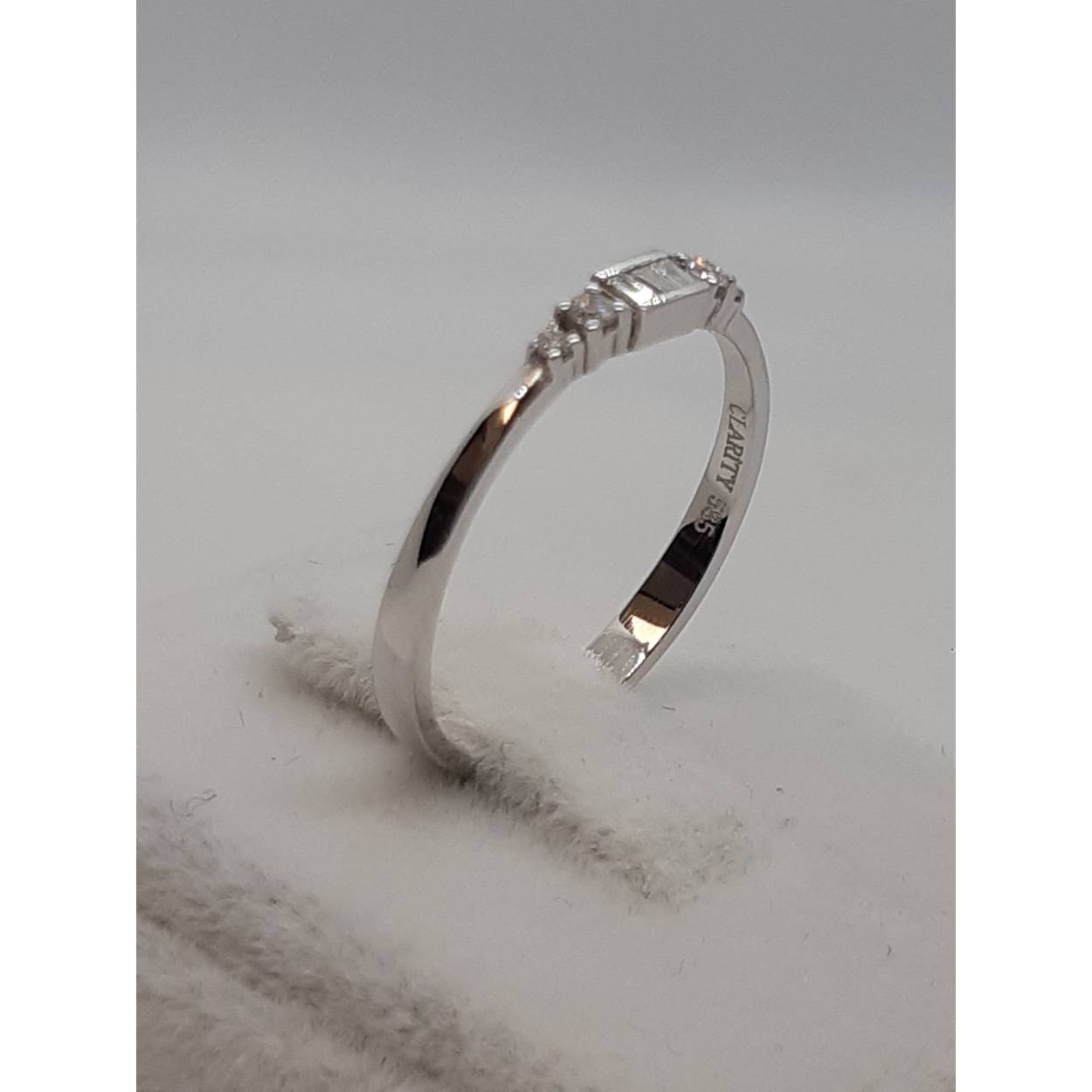 De diamant ring met modelnummer BREA-0002768, gemaakt van 14kt witgoud, heeft 7 diamanten van 0.09ct, kleur F en zuiverheid SI1. Deze elegante ring glanst schitterend dankzij zijn fijne witte kleur. Perfect om dagelijks te dragen of voor speciale gelegenheden, en zal zeker elke outfit compleet maken. Draag met vertrouwen en flair!