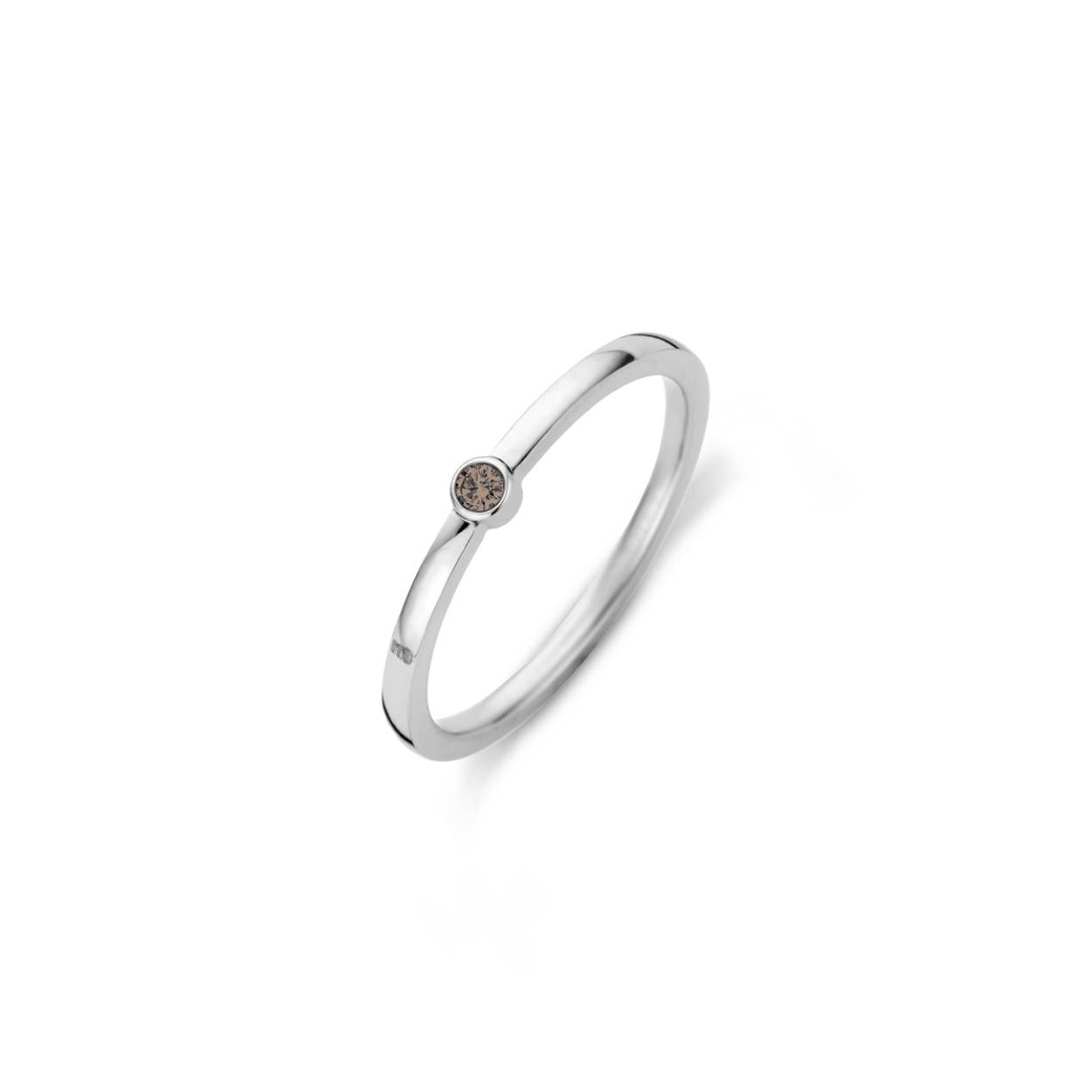 De Melano Friends Mini CZ ring is weer terug in vijf nieuwe najaarskleuren. De nieuwe kleurtjes van deze populaire ring zijn perfect te combineren met de nieuwe stenen uit de Twisted en Vivid collectie van dit seizoen. Draag hem als aanschuifring bij je andere favoriete Melano ringen en voeg net dat beetje extra glam toe. De Mini CZ ring is 3 mm breed en is verkrijgbaar in een zilver-, rose goud- of goudkleurige plating.