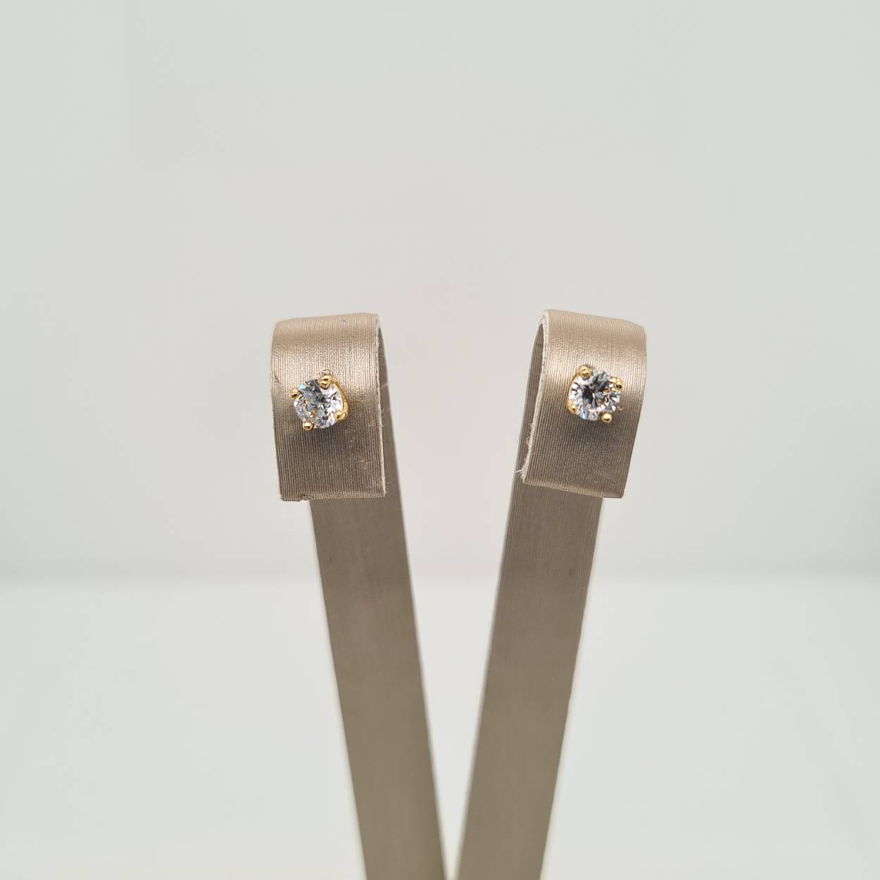 14krt gouden oorknoppen met zirkonia gezet in een 4 poots chaton. De maat van de zirkonia is 3,5mm. De oorknop is in meerdere maten verkrijgbaar.