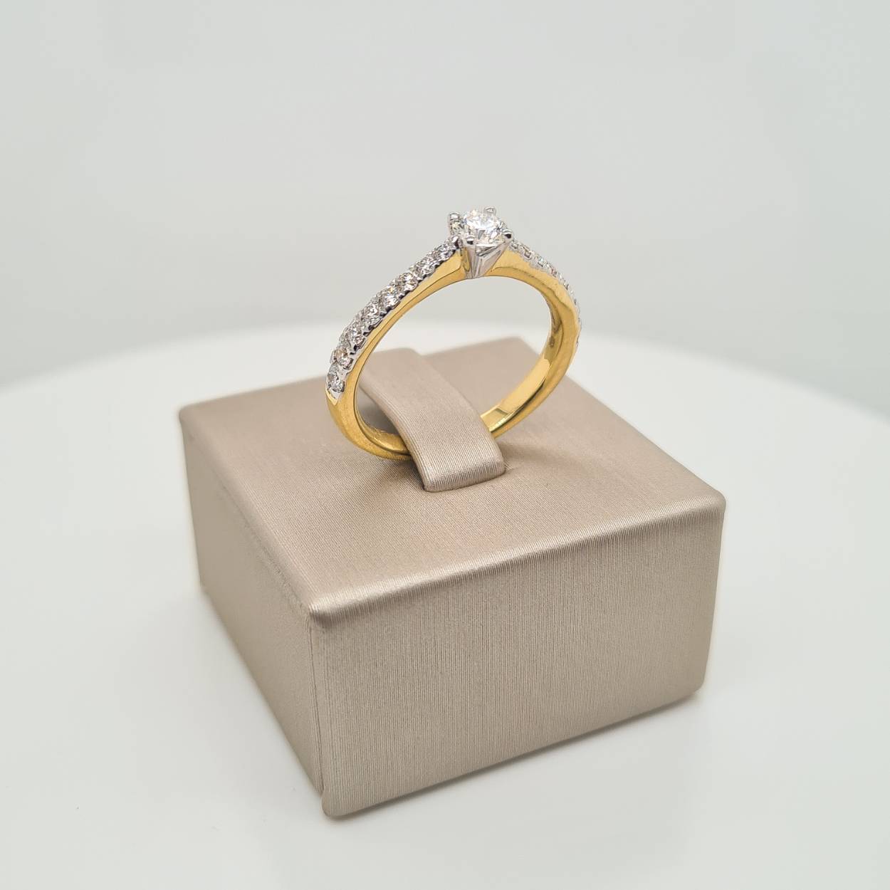 Prachtige 18krt gouden solitair ring. Met 17 diamanten van totaal 0,72 caraat H SI.

Inclusief luxe juwelenbox en certificaat van echtheid.

De maat van de ring is 17,5. Heeft u een andere maat, neem dan gerust contact met ons op.

Geniet nu nog van een speciale prijs van €2499,-