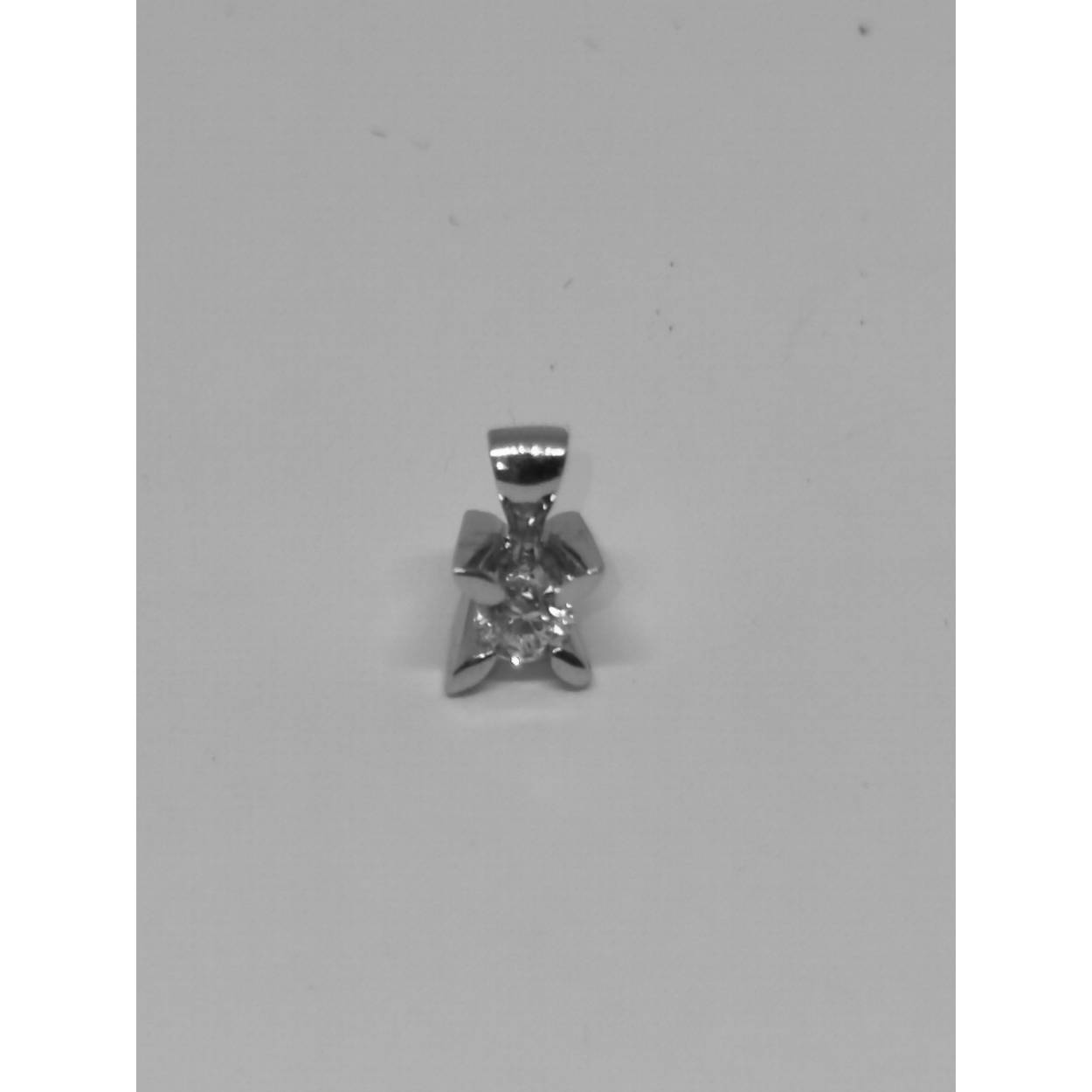 14 karaat wit gouden solitair diamanten hanger in klauwzetting.

Soort: Diamant
Slijpvorm: briljant
Karaat: 0.15
Helderheid: VS
Kleur: G
Aantal: 1