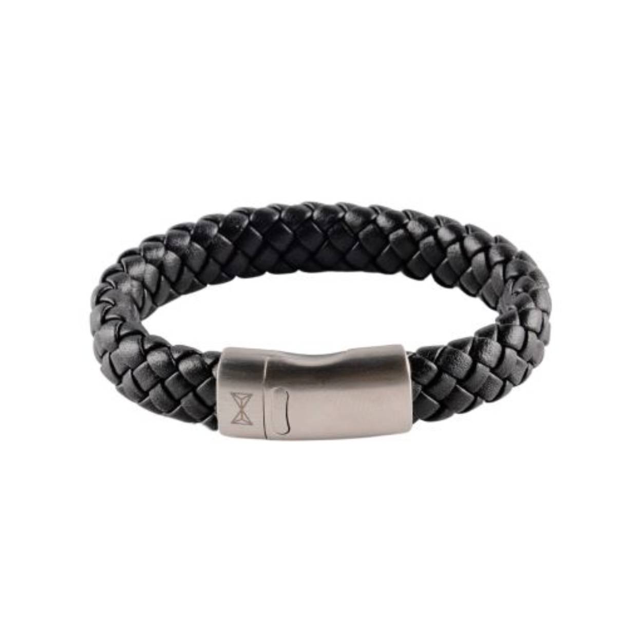 Dit is een jongensarmband van het merk AZE Jewels uit de collectie AZE Junior. De kleur van deze armband is zwart. De sluiting van deze armband is gemaakt van edelstaal. De maat is: XS (16,5 cm). Daarnaast is de dikte van deze armband: 11 mm