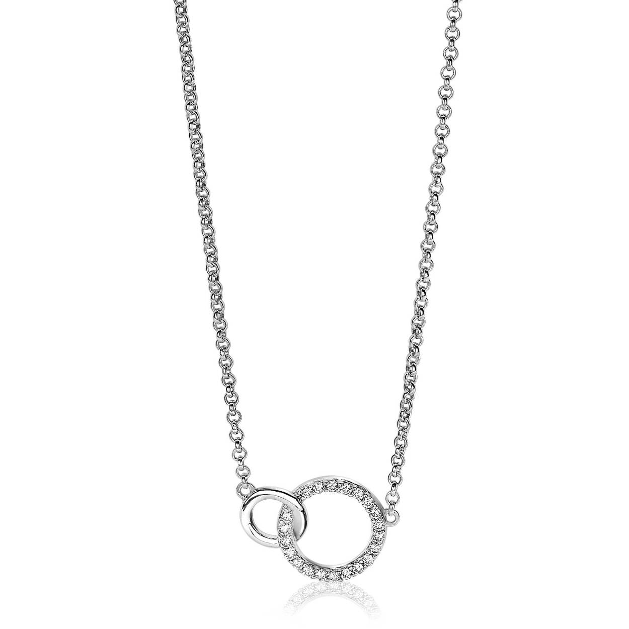 ZINZI zilveren trendy ketting, waarbij in het midden twee open vormen mooi met elkaar verbonden zijn: een glad open rondje en een groter open rondje bezet met witte zirconia's. De lengte is te variëren tussen 40 en 45cm. Deze ketting kan ook kort op de hals worden gedragen. Met herkenbaar Zinzi hartje bij de sluiting. Vervaardigd van eerste gehalte zilver (925) en met extra rodiumlaag voor een langdurige glans.