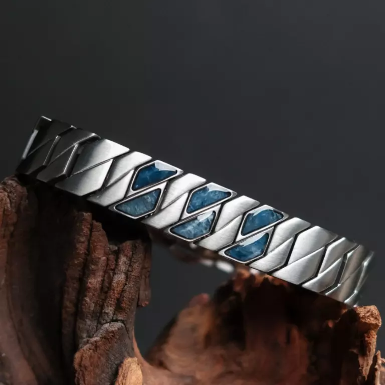 Ons exclusieve en waterdichte Bariton-bandlet van rijk walnotenhout in combinatie met hoogwaardig edelstaal in zilver is een absolute must voor een stijlvolle mannengarderobe! Met de armband van Holzkern voeg je zonder veel moeite een stijlvol accent toe aan jouw look.