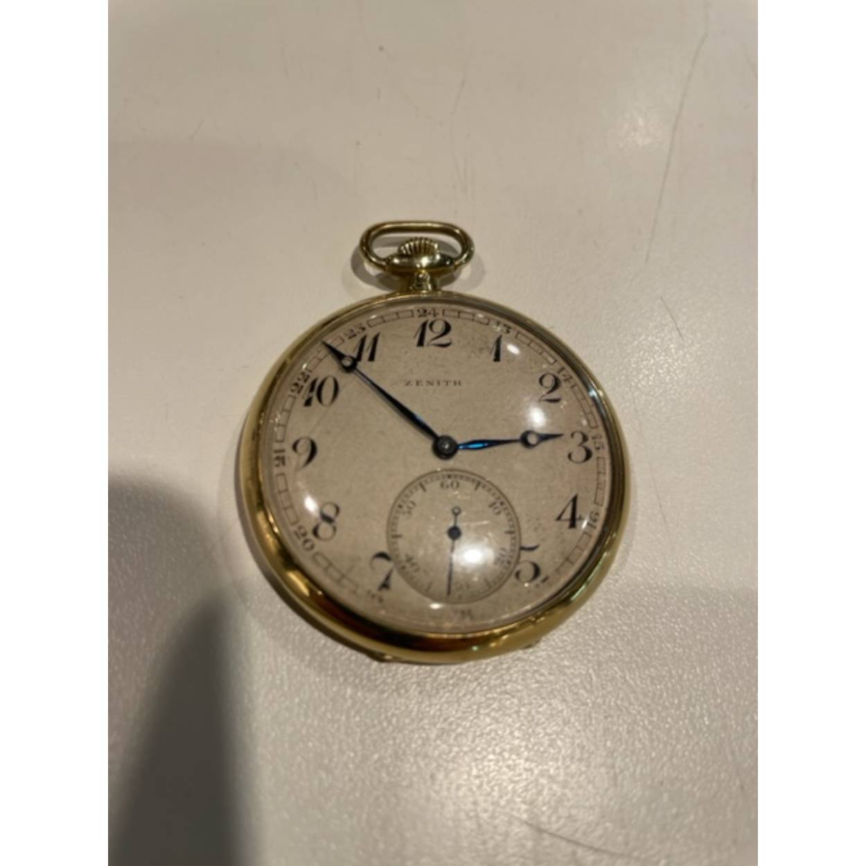 Gouden Zakhorloge Zenith swiss made 14 krt goud

omstreeks 1900

57.31 gewicht

kastmaat 46.0 mm excl. kroon /oog

mechanisch opwindbaar , loopt prima
