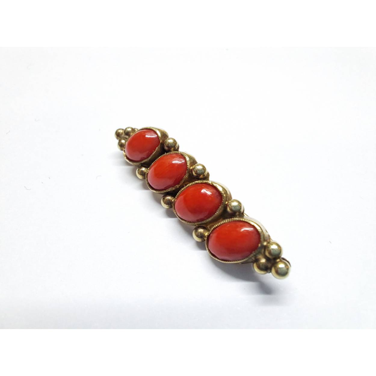 14 Karaat geel gouden broche met bloedkoraal oval 
lengte 3 cm