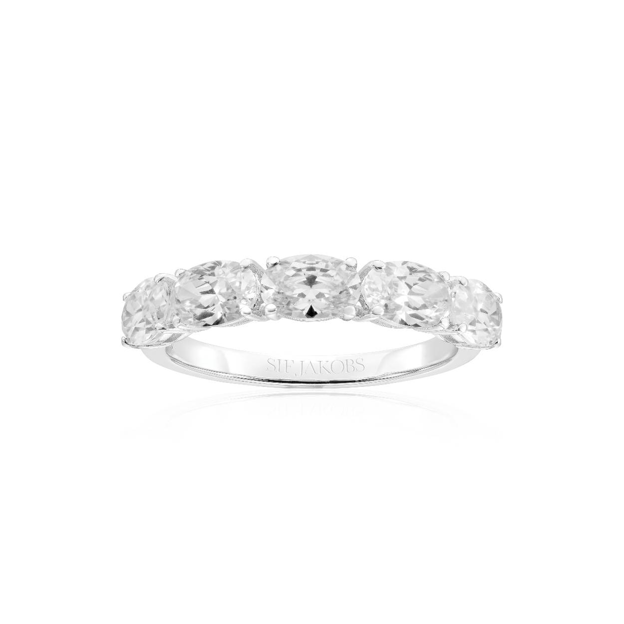 Ring gemaakt van 925 sterling zilver met gerhodineerd oppervlak, gepolijst oppervlak met facetgeslepen witte zirkonia's.

Ringafmetingen: Dikte 4 mm.

Ringmaat: 54
