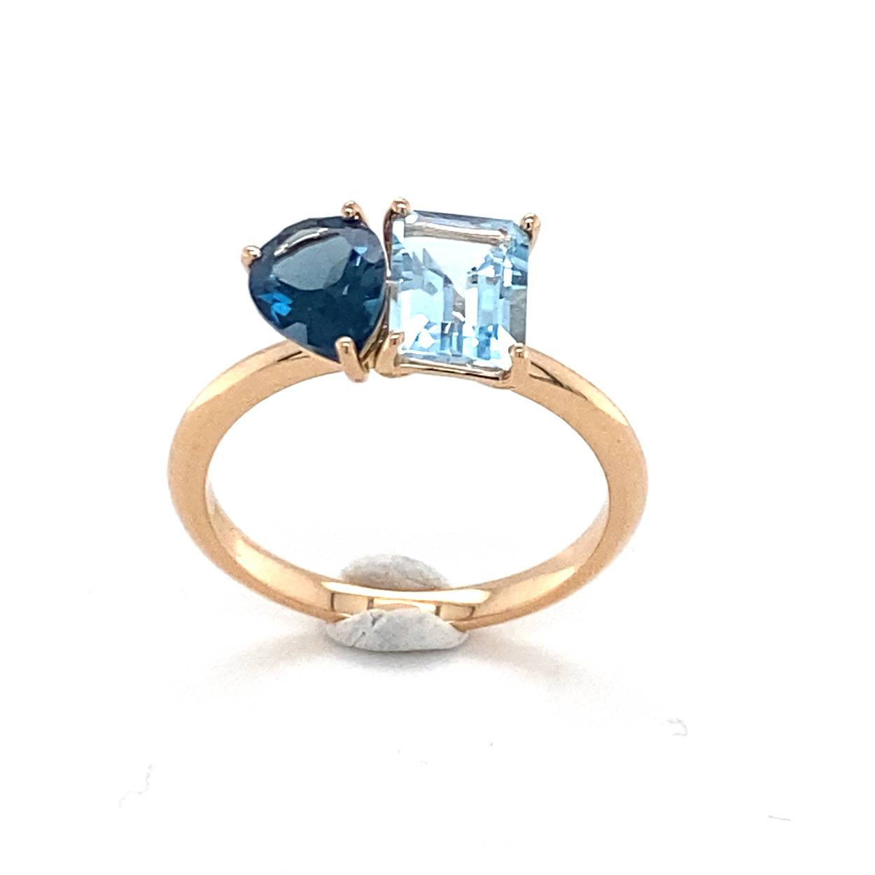 18 krt rose gouden damesring met licht blauw rechthoekig topaas en peervormig  londonblue topaas
