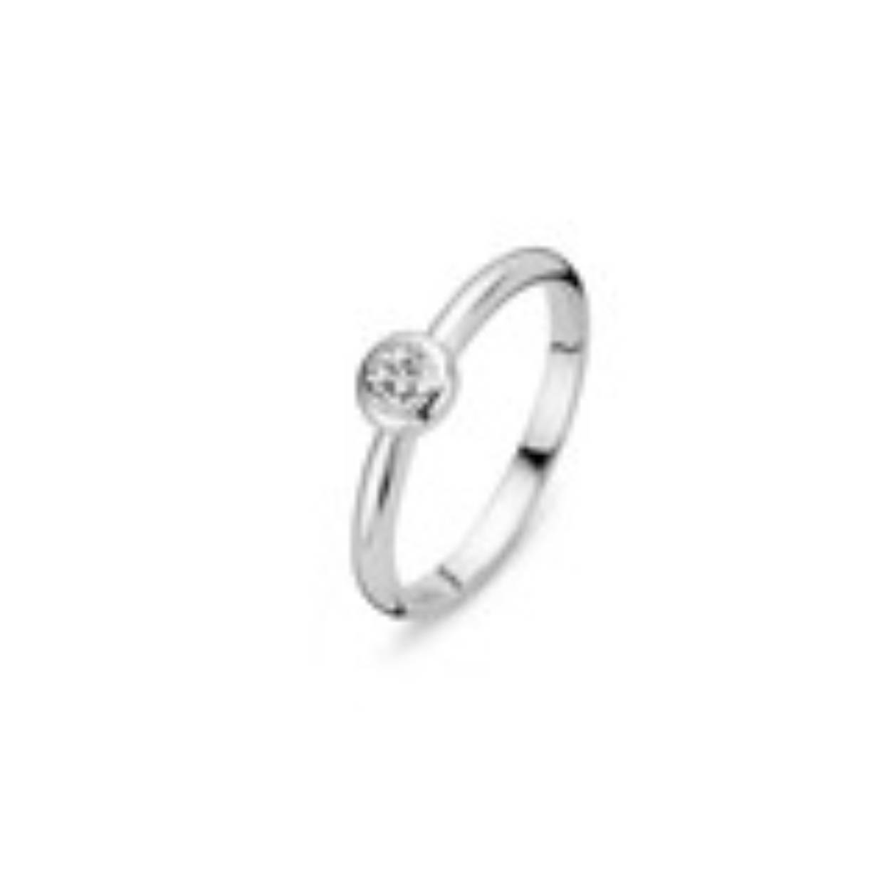 De mooie Classic collectie van Moments bevat solitair ringen, hangers en oorsieraden. De collectie is overal bij te dragen door zijn prachtige eenvoud. Deze classic ring met artikelnummer 15141AW is gemaakt van 925 sterling zilver en bevat een zirkonia steen.