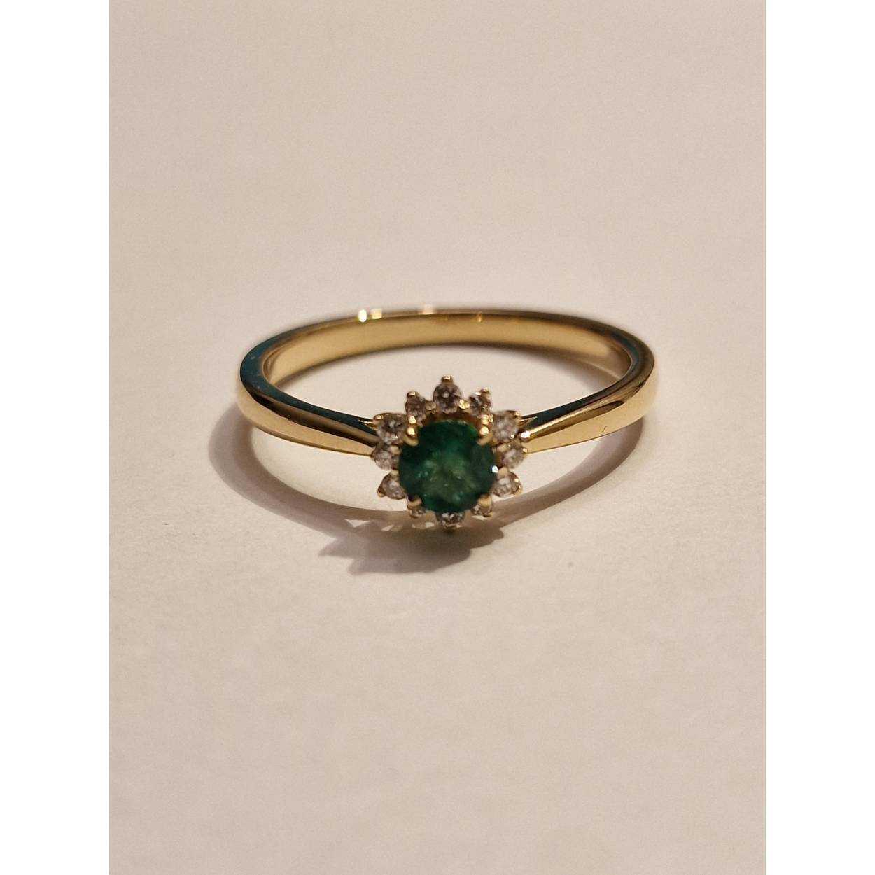 14k geelgouden rozetring met ronde smaragd van 4mm en diamant