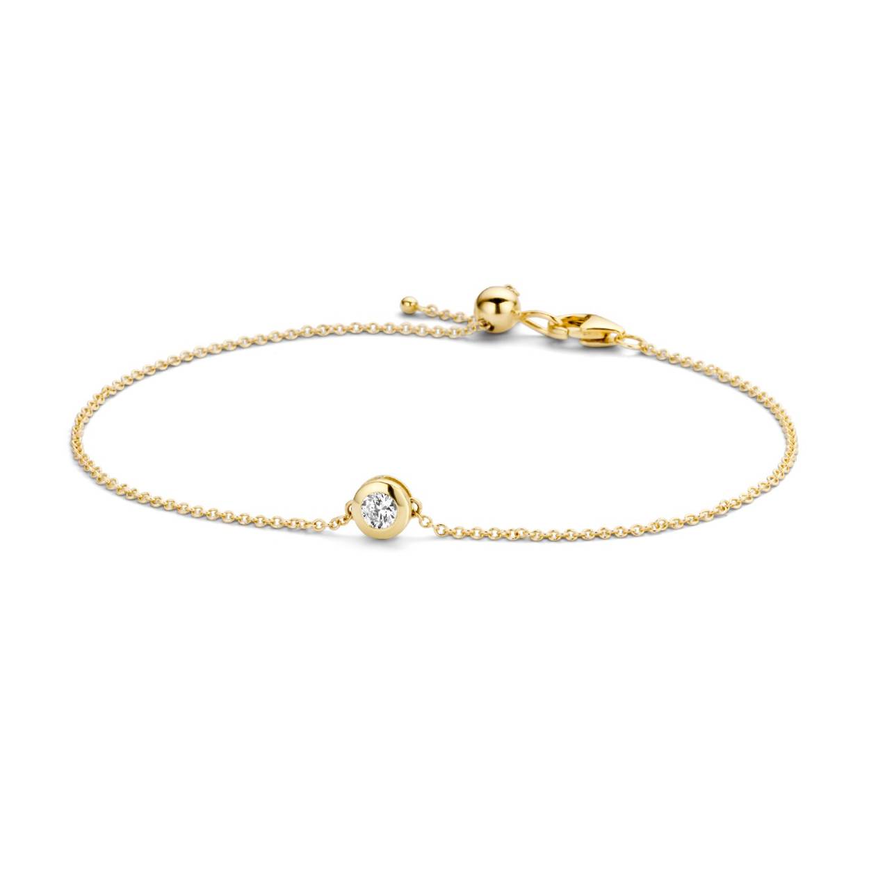 Een verfijnd armbandje van 14-karaats geel goud die een schitterende Zirkonia steen draagt van 2,7 millimeter, in een ronde witgouden zetting met een diameter van 4,9 millimeter. De maximale lengte is 18 centimeter die je op een speelse manier tot elke lengte kunt verstellen dankzij de elegante bolsluiting. Aan het eind van het armbandje hangt een charmant muntje met daarin het Blush logo gegraveerd. 