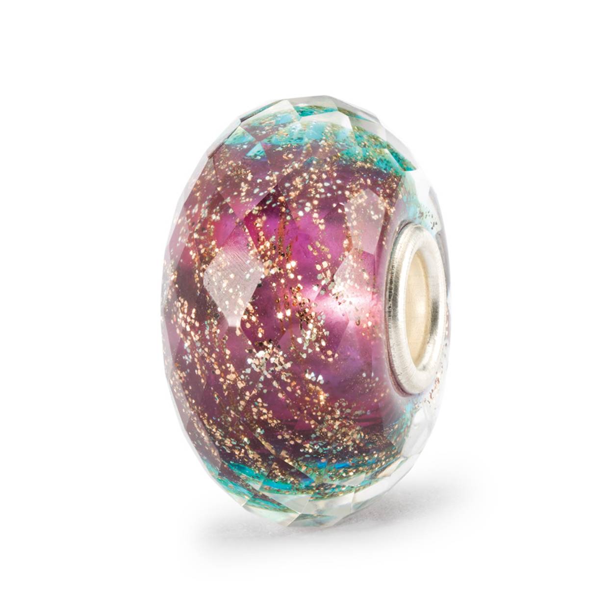 Prachtige Trollbeads Violet Sky kraal, met donkerpaarse en blauwe tinten die doen denken aan een betoverende sterrenhemel. Deze kraal is perfect voor een elegante en stijlvolle look. Draag het als een statement kraal aan een zilveren armband of combineer het met andere kraaltjes voor een unieke en persoonlijke look. Voeg deze kraal toe aan je collectie voor een vleugje mysterie en schoonheid.