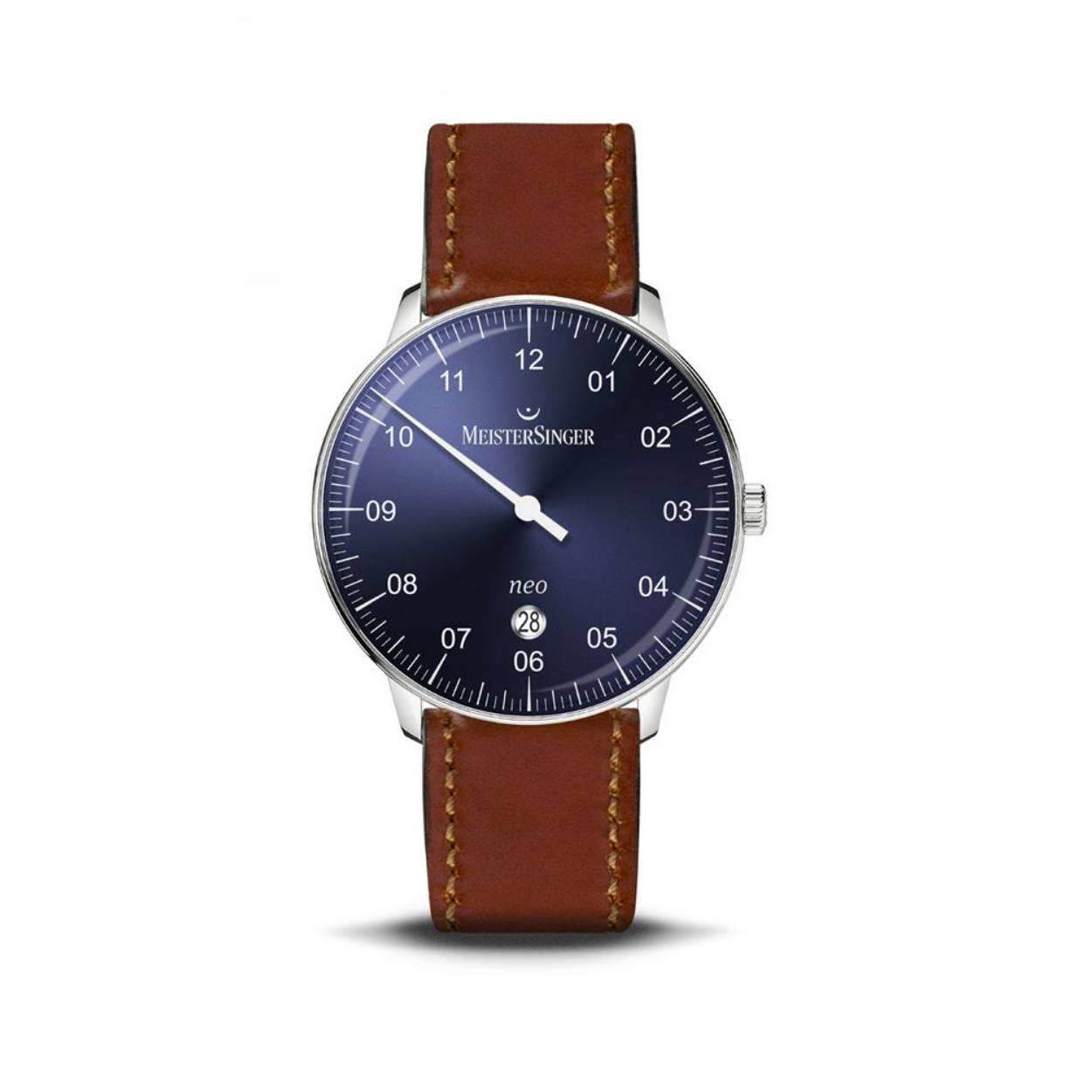 De Neo Plus verenigt het design van de jaren 60 met de unieke vormgevingskenmerken van MeisterSinger. De zakelijke typografie met consequent tweecijferige uuraanduidingen van 01 tot 12, de vijfminutenindeling rond de wijzerplaat, de enkele uurwijzer met naaldpunt en ook het donkerblauwe, fijn changerende zonnestraalpatroon maken het horloge tot een klassieke MeisterSinger. De facetrand van het cirkelvormige datumvenster ter hoogte van de 6 uurpositie is verzilverd en hooggepolijst.