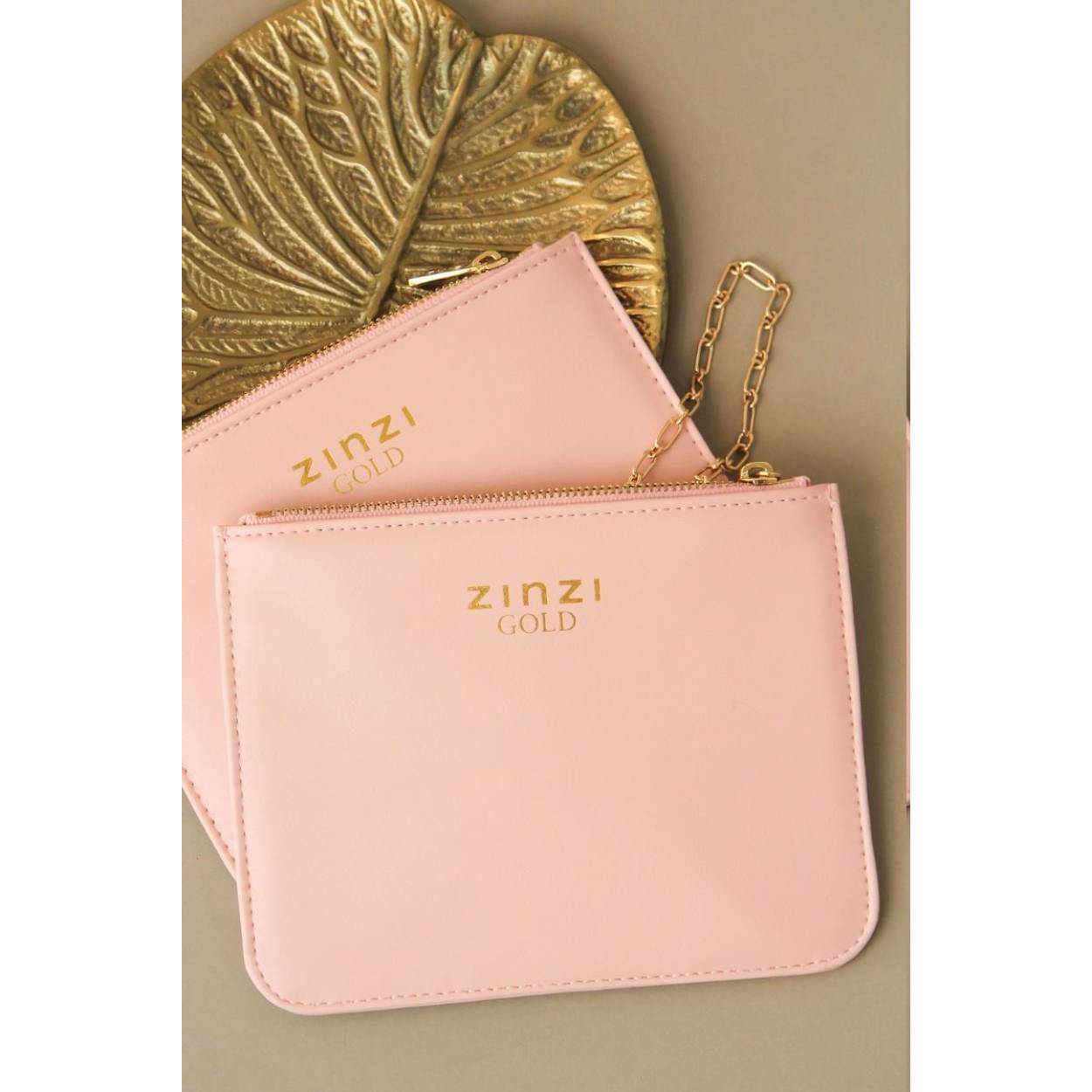 Zinzi opberg etui in roze met goudkleurige ritssluiting. Ook handig om je make-up in op te bergen. Je kunt het etui in iedere tas meenemen.

Krijg dit Zinzi etui cadeau bij aankoop van €99,- aan Zinzi GOLD (14k) sieraden!