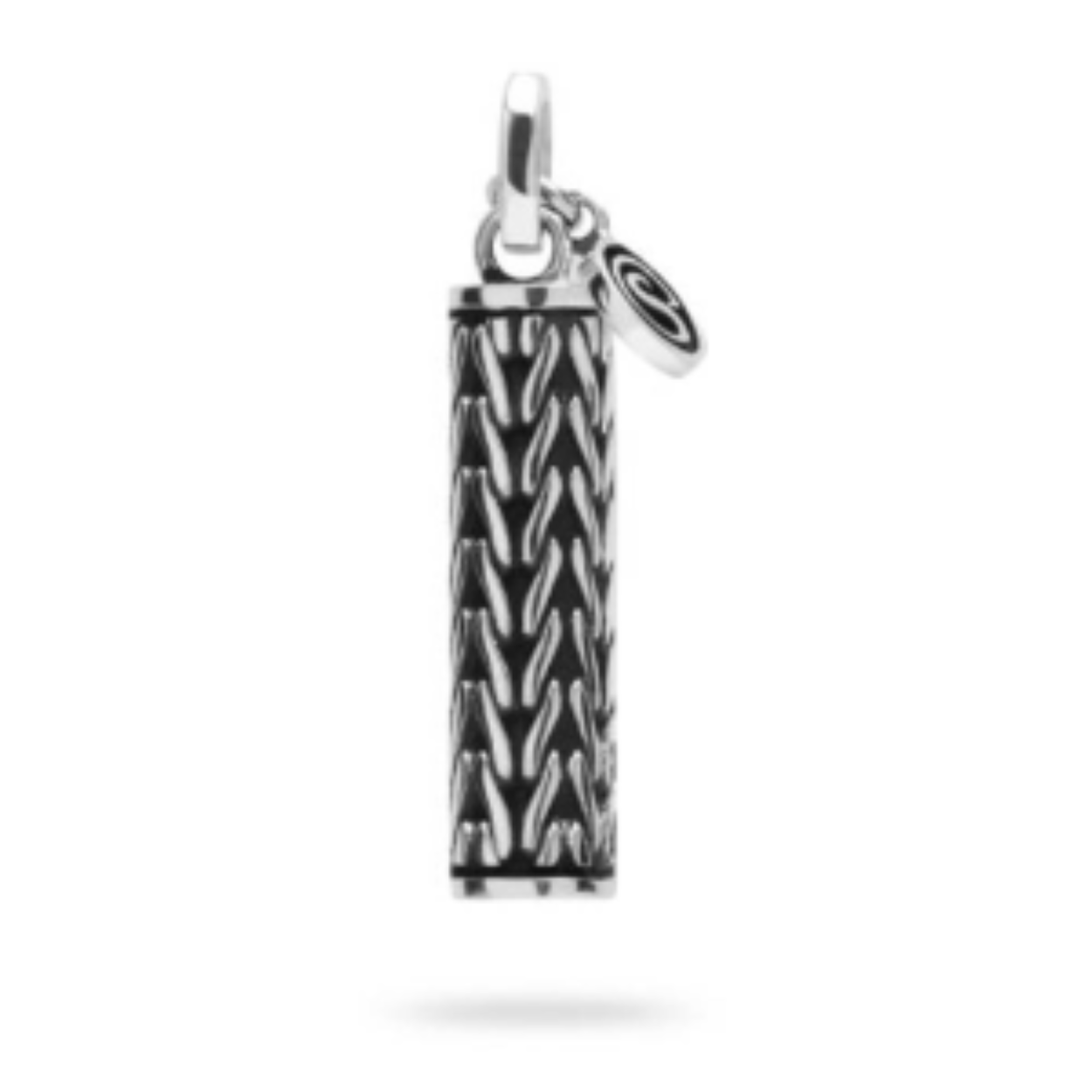Mooie verfijnde hanger welke aan de achterkant te graveren is met jouw verhaal. Kies bijvoorbeeld voor je gelukssymbool, initialen of een vingerafdruk van een dierbare. En draag zo niet alleen een zilveren stijl item maar ook een bijzondere herinnering dichtbij je. Deze hanger is te combineren met de 686 ketting. 
Let op: de andere SILK kettingen in onze collectie hebben een te groot ringetje om met deze hanger te combineren. 