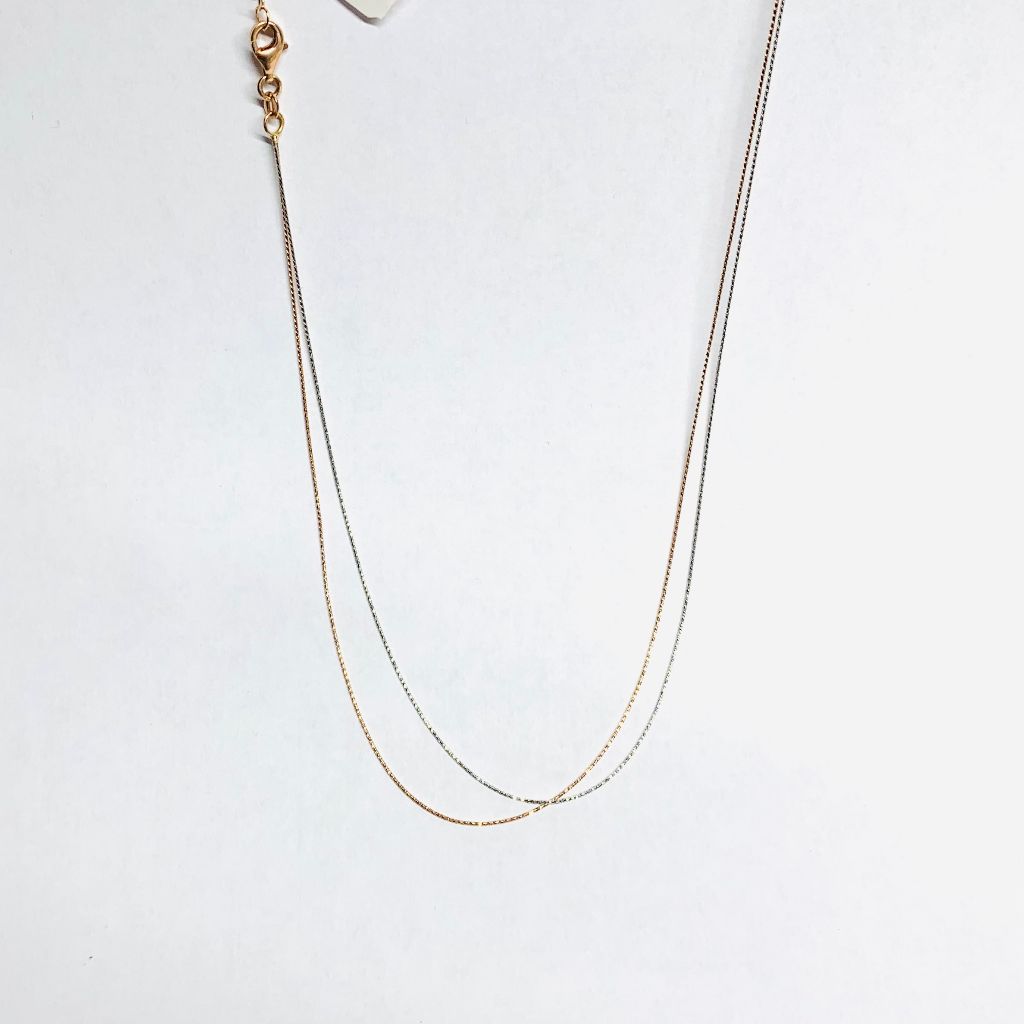 Tweekleurig collier. Wit goud en rood goud.
Lengte 42cm met extensie van 3cm