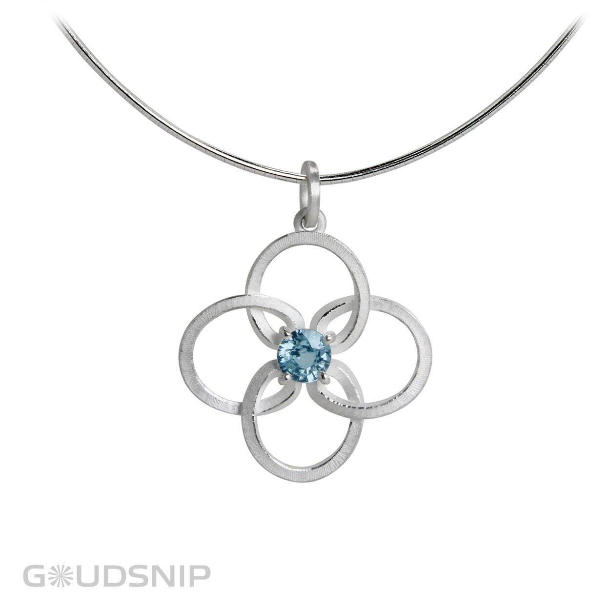 Hanger is exclusief collier