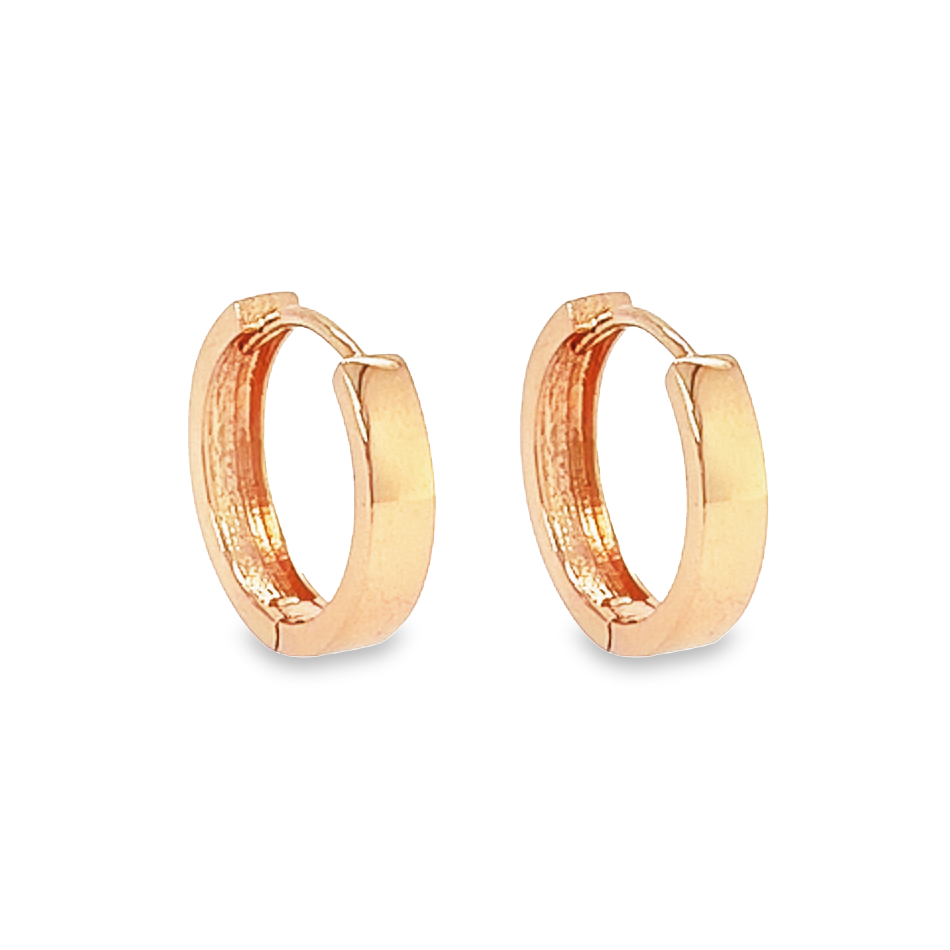 Deze 14-karaats rosé gouden klapoorringen zijn volledig glad gepolijst en zijn hiermee een echte klassieker onder de sieraden. Deze oorringen zijn perfect voor liefhebbers van rosé goud.