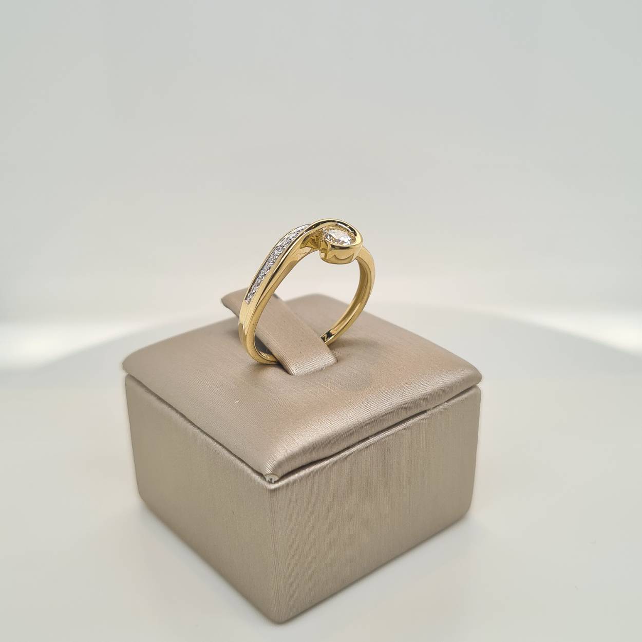 Prachtige 14 karaat gouden ring met zirkonia. 