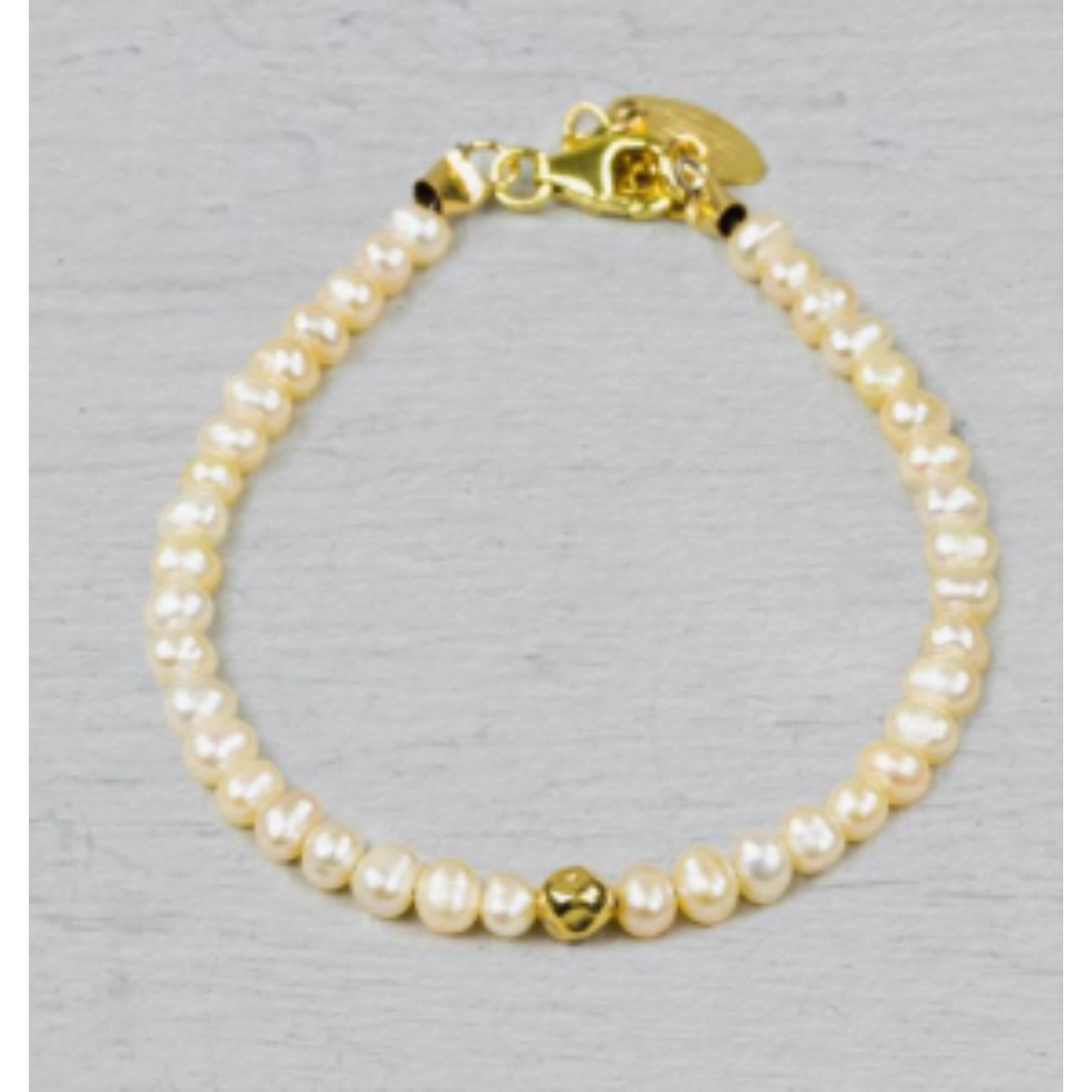 Armband gemaakt van Goldfilled in combinatie met Roze Parel. In het midden zit een Goldfilled balletje. De armband is verstelbaar waardoor je hem op een andere lengte kunt dragen. Combineer met een mooi collier, oorbellen en een ring voor een complete look!