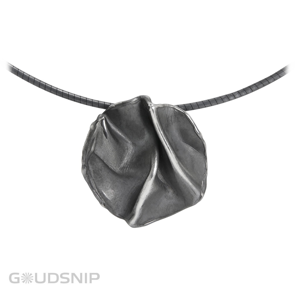 Handmade zilveren hanger. Deze hanger is ontworpen en vervaardigd in ons atelier. 

De hanger is exclusief collier