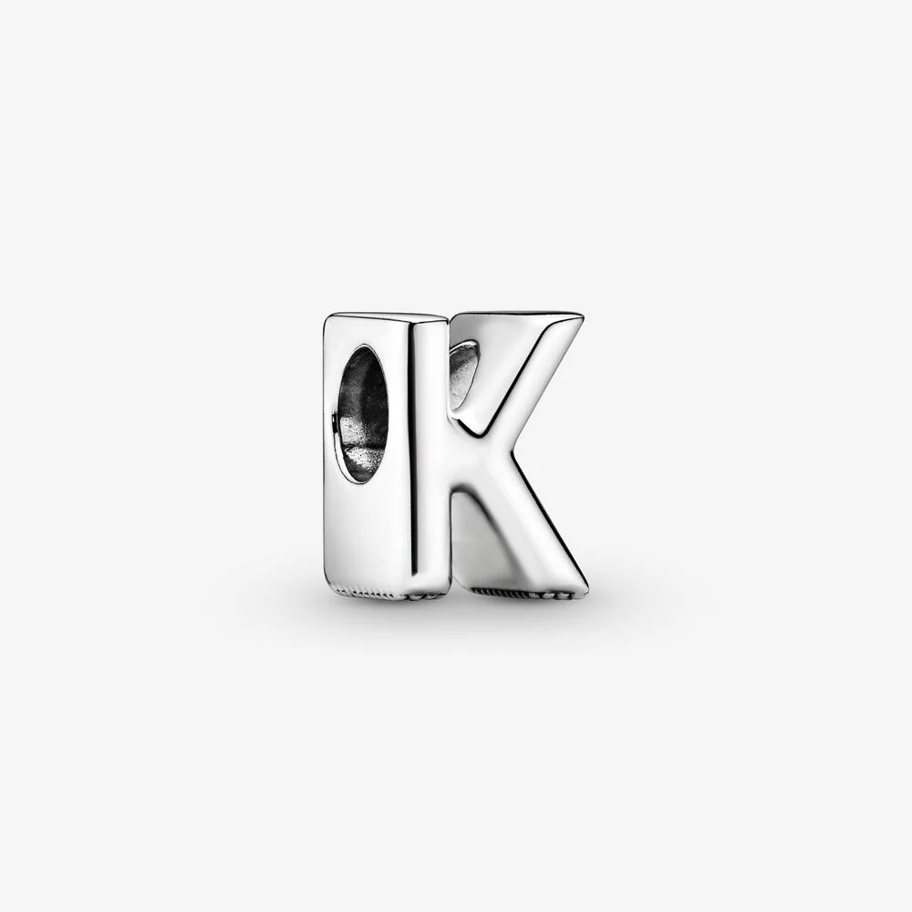 Vertel jouw verhaal met onze letterbedels waarmee je woorden kunt spellen die voor jou betekenisvol zijn. Versier je Pandora Moments-bedelarmband met belangrijke initialen of schrijf een persoonlijk bericht met de letter K. De omkeerbare bedel van sterlingzilver is aan de voorkant gepolijst en de achterkant is geaccentueerd met verhoogde harten en kraaltjes. Voeg de letter K toe aan je bedelcollectie of geef hem geschenk aan iemand die een speciale connectie heeft met deze letter.