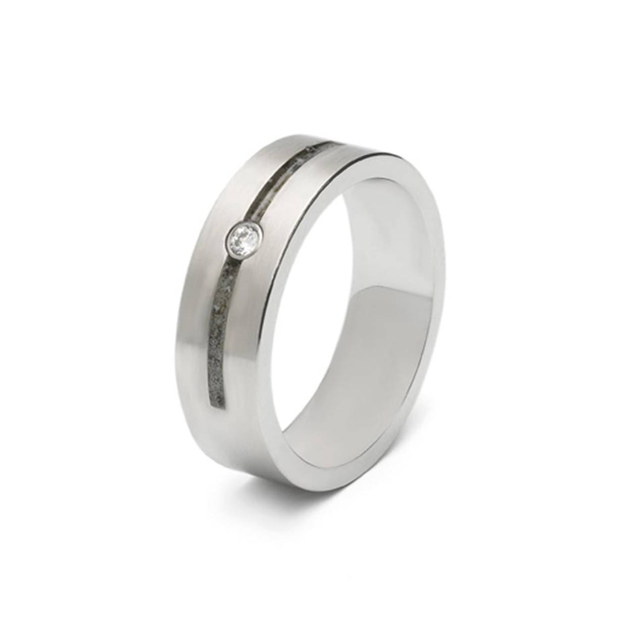 Deze ring waar as in verwerkt kan worden. Dit sieraad wordt zichtbaar aan de bovenkant gevuld met as en wordt vermengd met onze speciale hars.

Het vulproces
U kunt bij het vulproces aanwezig zijn, zodat u kunt zien hoe netjes en respectvol er met de as van uw dierbare omgegaan wordt. 

Deze ring is op alle maten leverbaar en  leverbaar in  Zilver Geel -Wit-Rosé goud 
