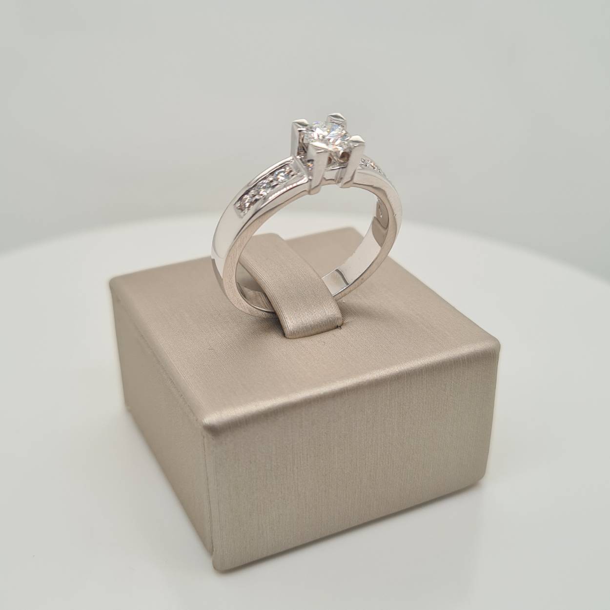 Prachtige 14krt gouden ring met diamant, 0.63crt.

Deze ring is maat 58, heeft u interesse in een andere maat? Neem dan contact met ons op