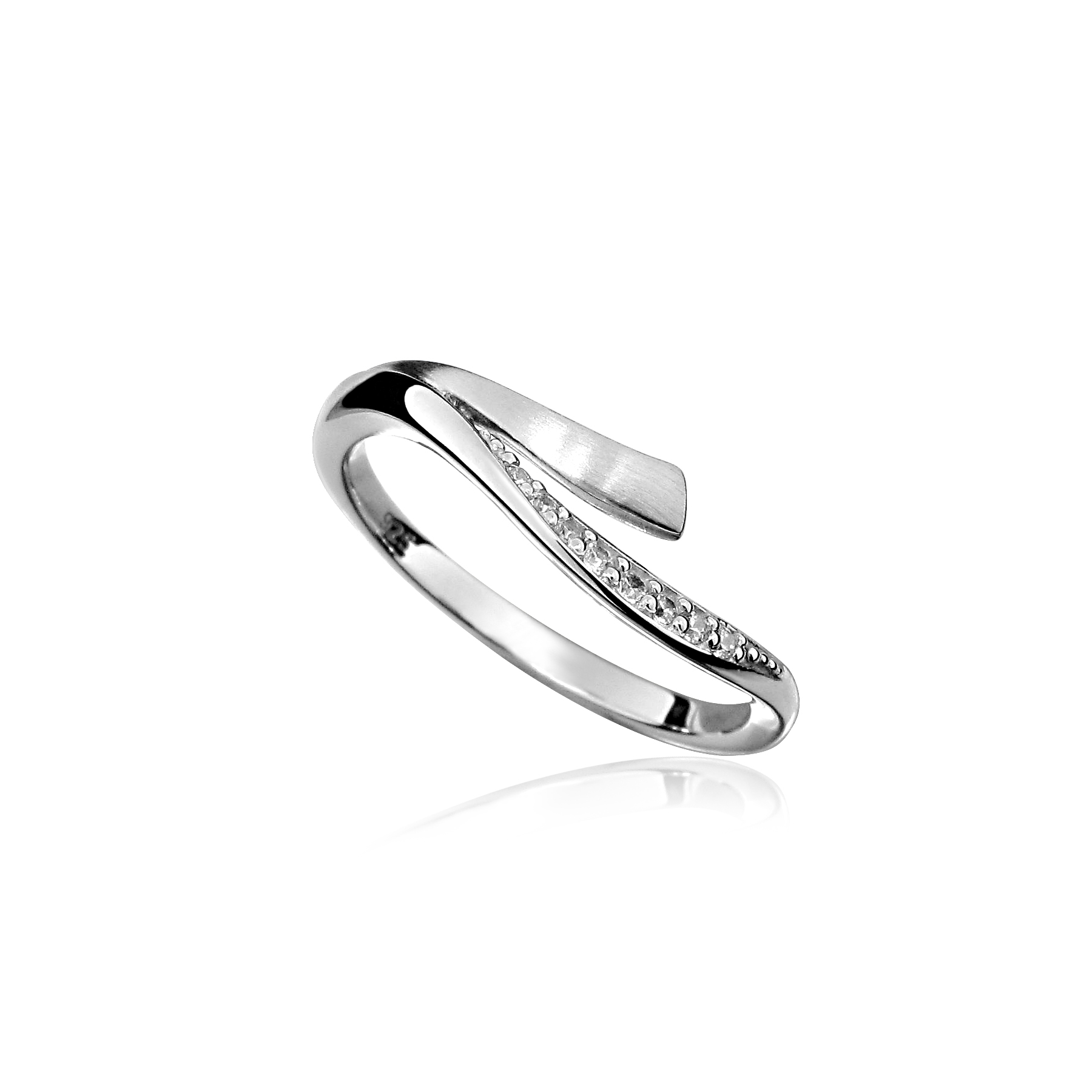 Deze 925 zilveren ring is werkelijk schitterend. De ring heeft een sierlijke uitstraling. De briljant geslepen zirkonia stenen zorgen voor de nodige schittering. De gedeeltelijke mattering zorgt voor een bijzonder effect. Dit sieraad is onderdeel van een onwijs leuk setje van een ring, hanger en oorsieraden.

Set productnummers:
Ring: R009
Hanger: H009
Oorsieraad: O009