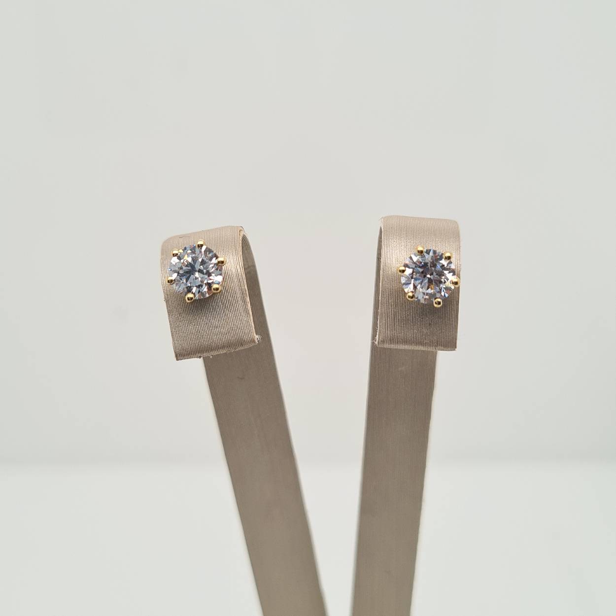 Prachtige 14krt geelgouden oorknoppen met een zirconia van 5mm. De zirkonia stenen zijn gezet in een 6 poots chaton. De oorknop is in meerdere maten verkrijgbaar.