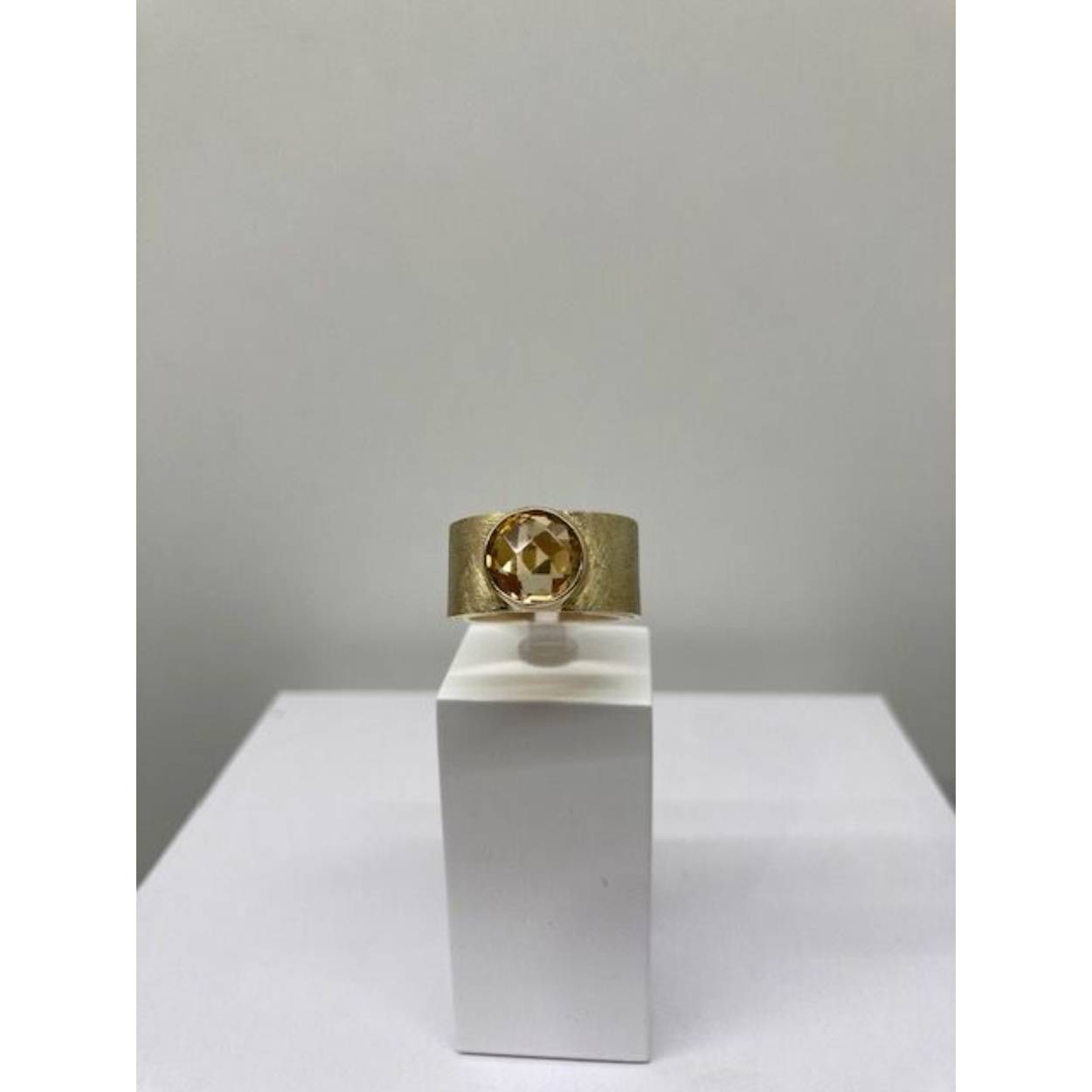 Geelgouden dames ring met citrien. Deze komt uit ons eigen atelier. Natuurlijk ook met andere stenen leverbaar. 
